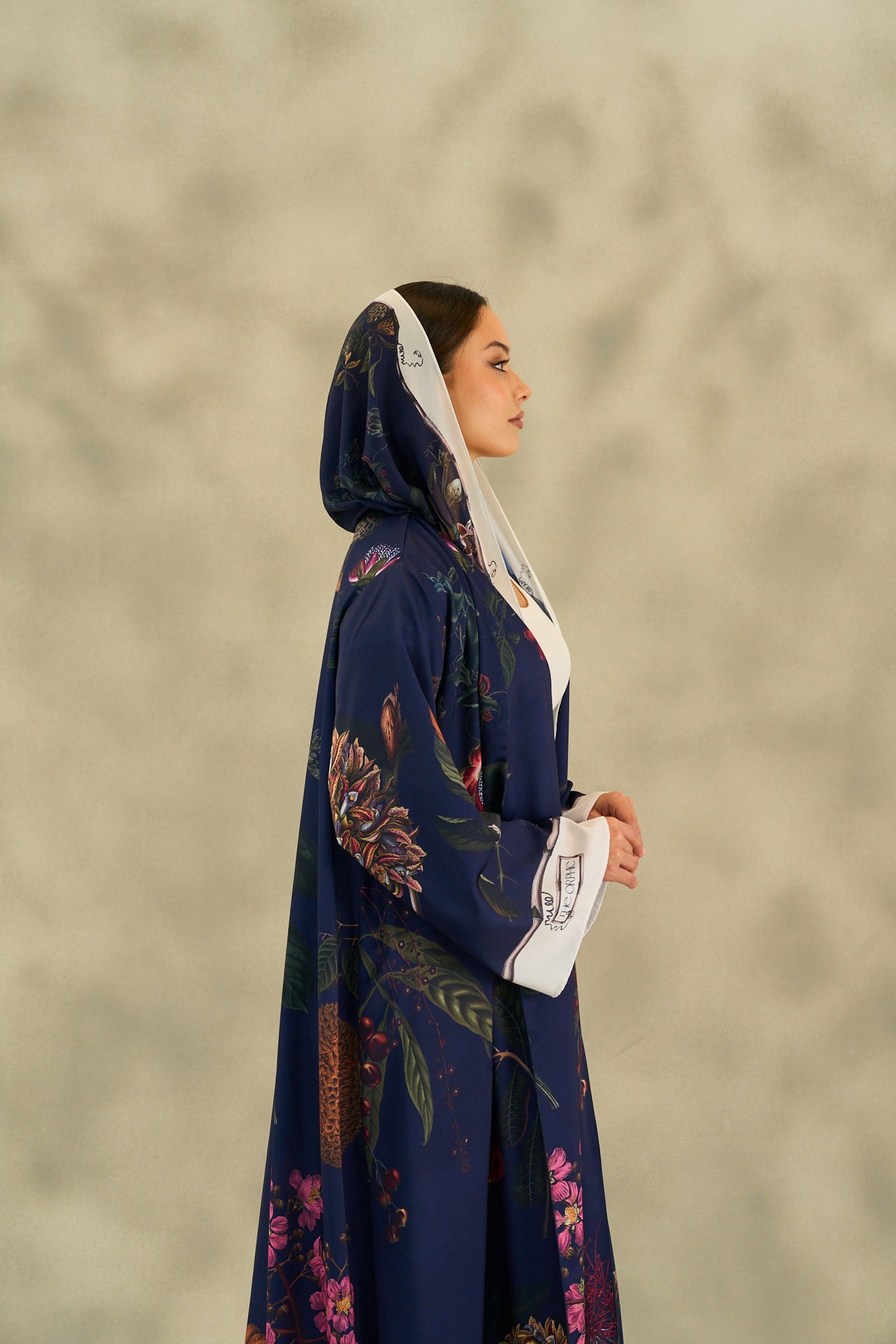 WINTER25LOOKA02 ABAYA - THE ORPHIC - MIRA Y MANO