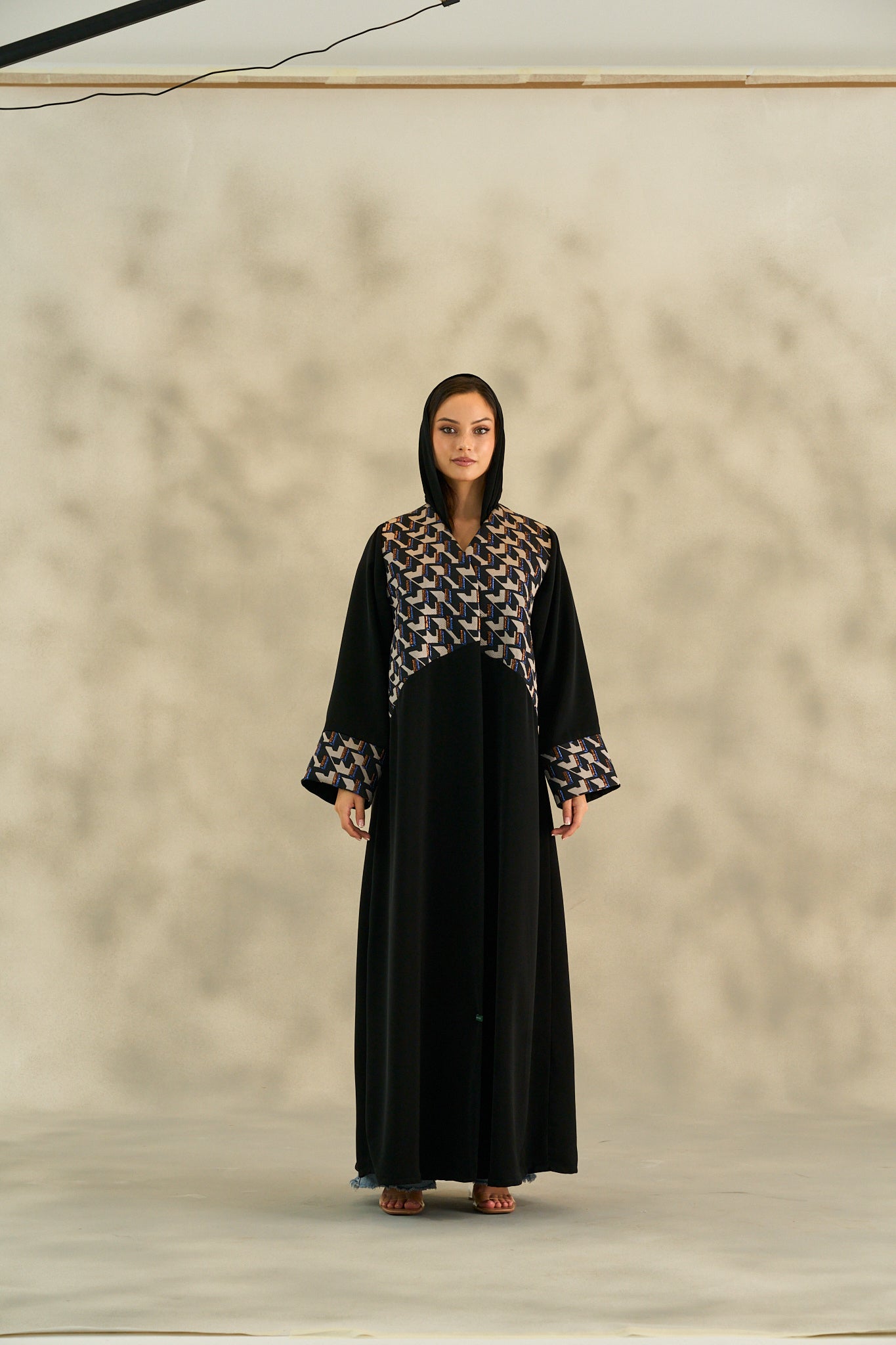 WINTER25LOOKA18 ABAYA - THE ORPHIC - MIRA Y MANO