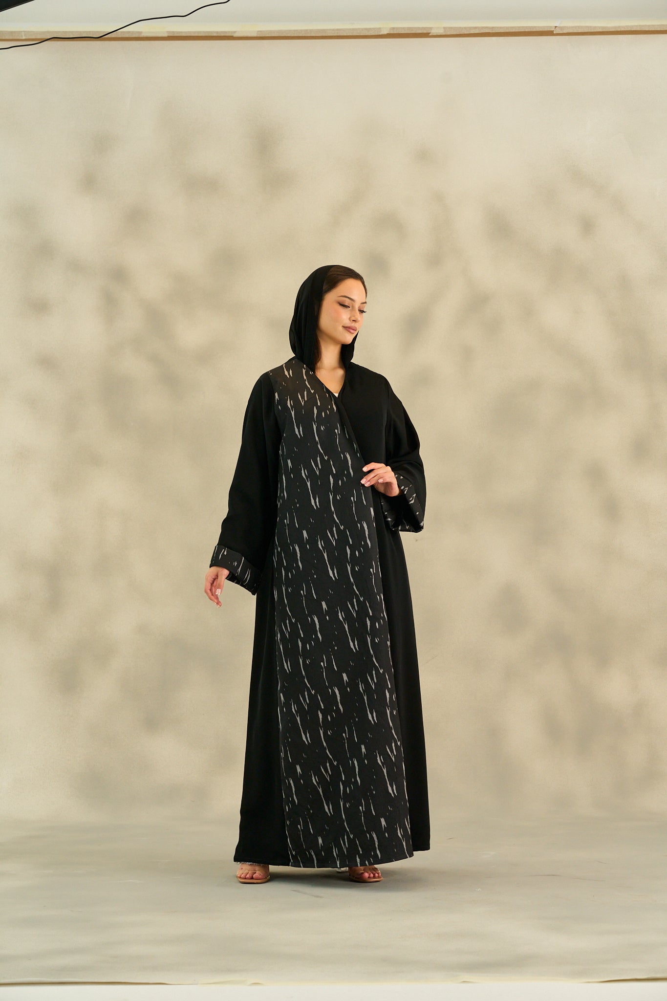 WINTER25LOOKA19 ABAYA - THE ORPHIC - MIRA Y MANO
