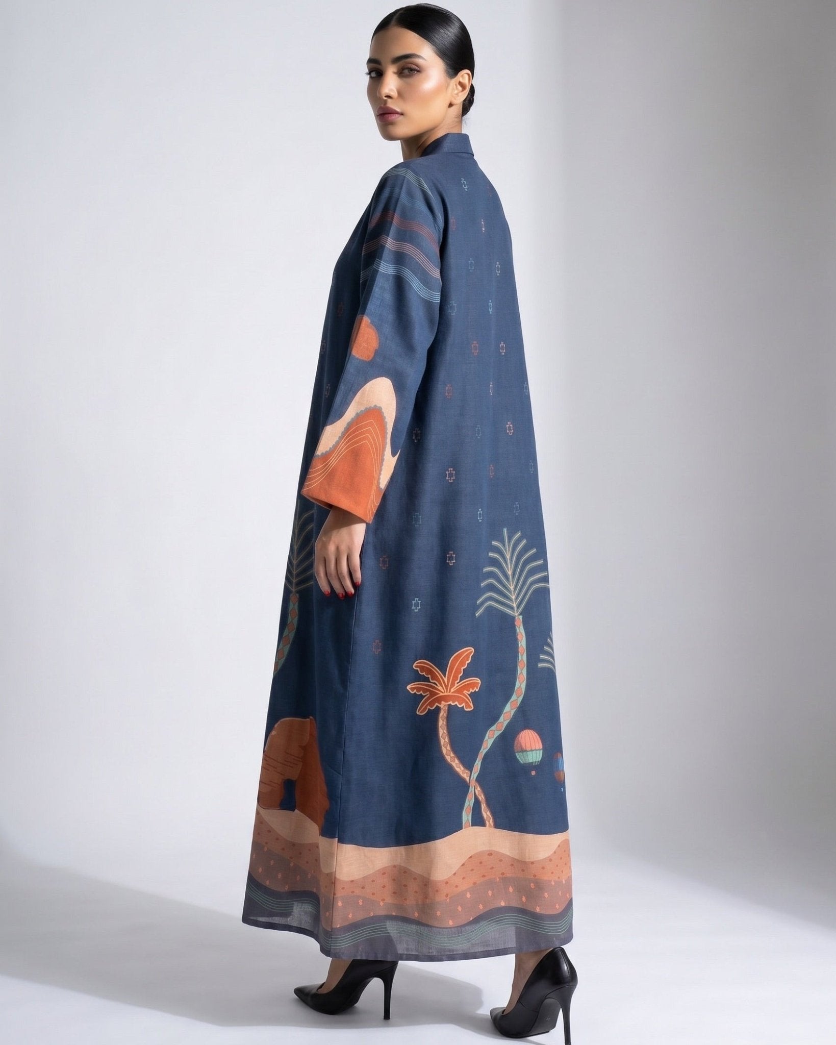 AULHO - BL ABAYA - THE UNTITLED PROJECT - MIRA Y MANO