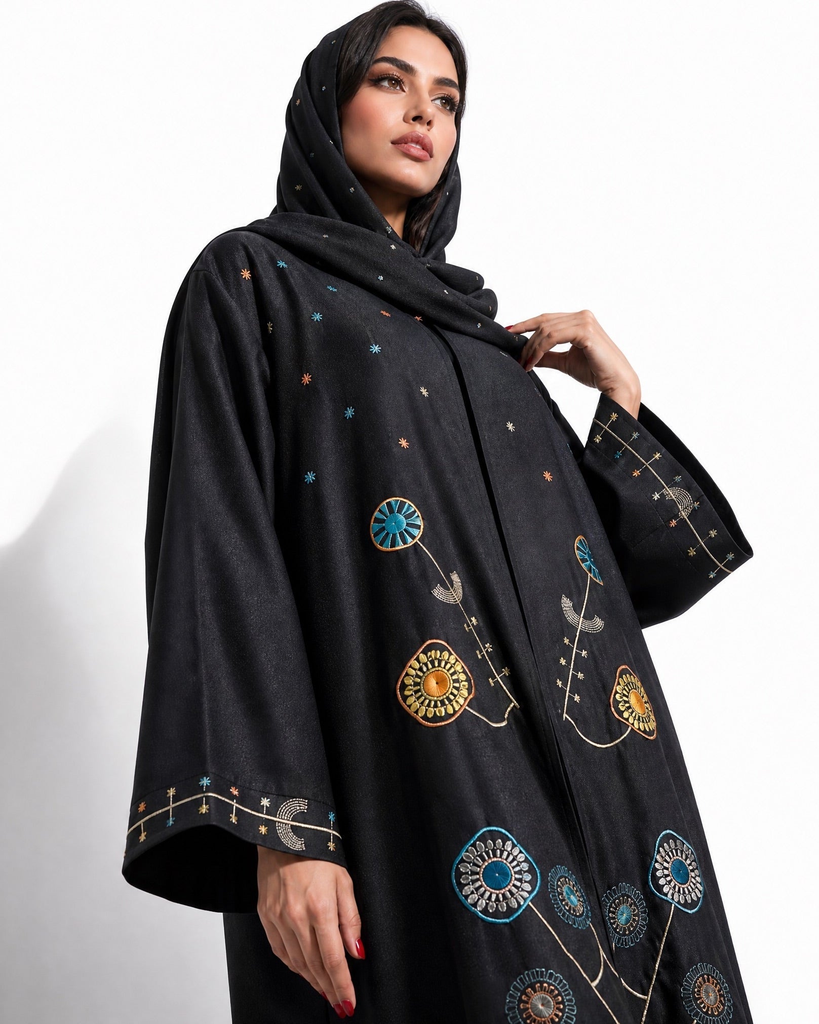 AURORA ABAYA - THE UNTITLED PROJECT - MIRA Y MANO