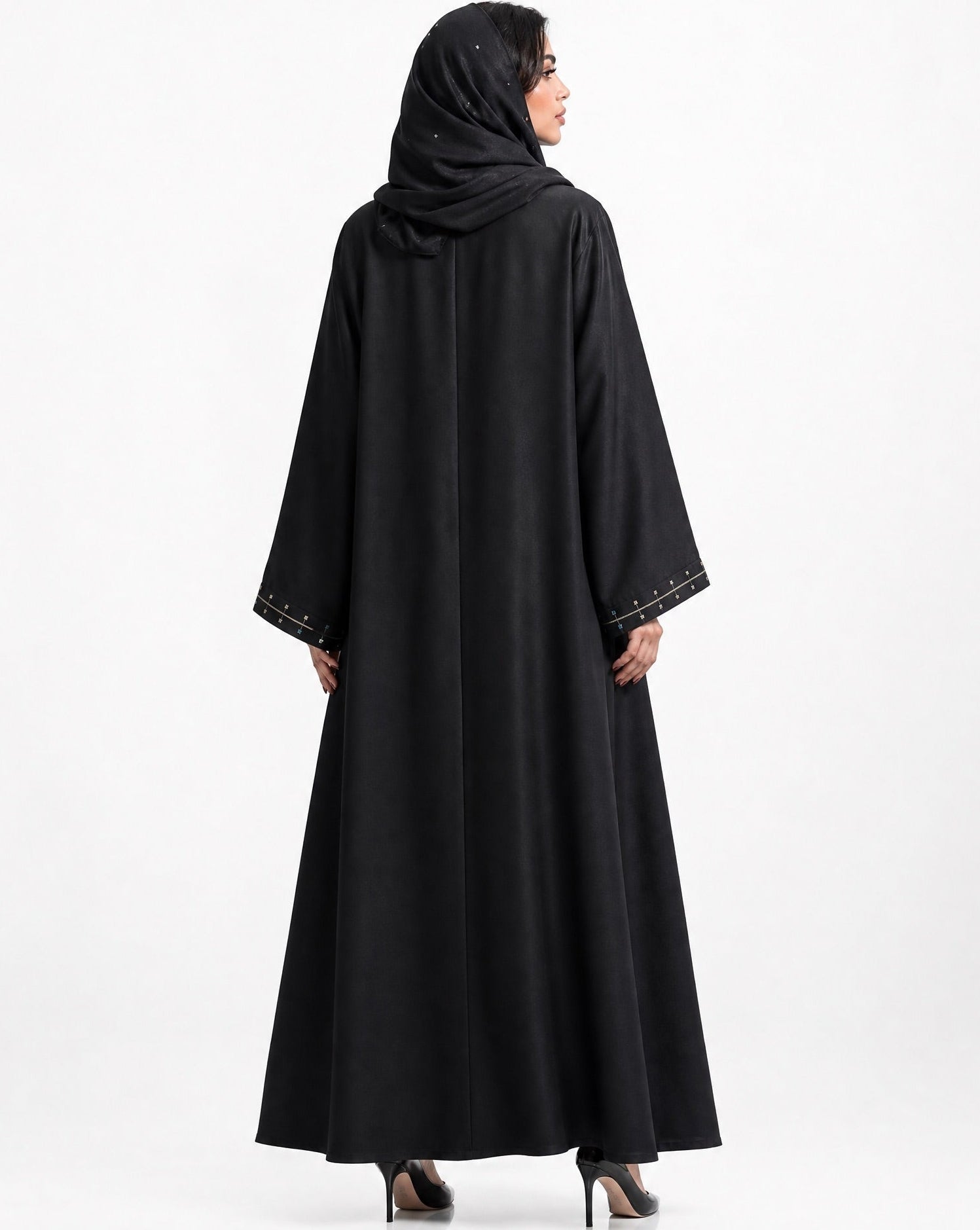 AURORA ABAYA - THE UNTITLED PROJECT - MIRA Y MANO