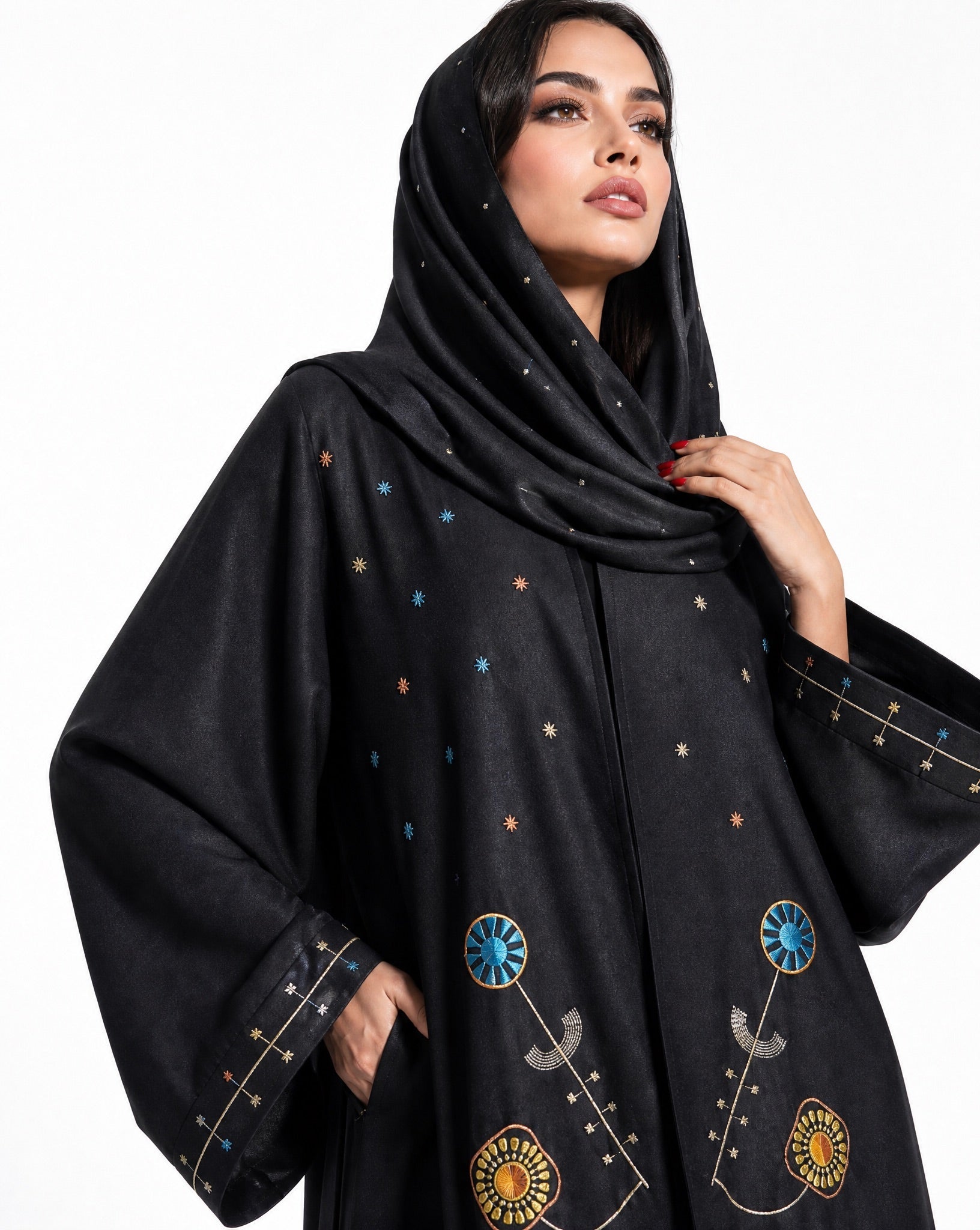 AURORA ABAYA - THE UNTITLED PROJECT - MIRA Y MANO