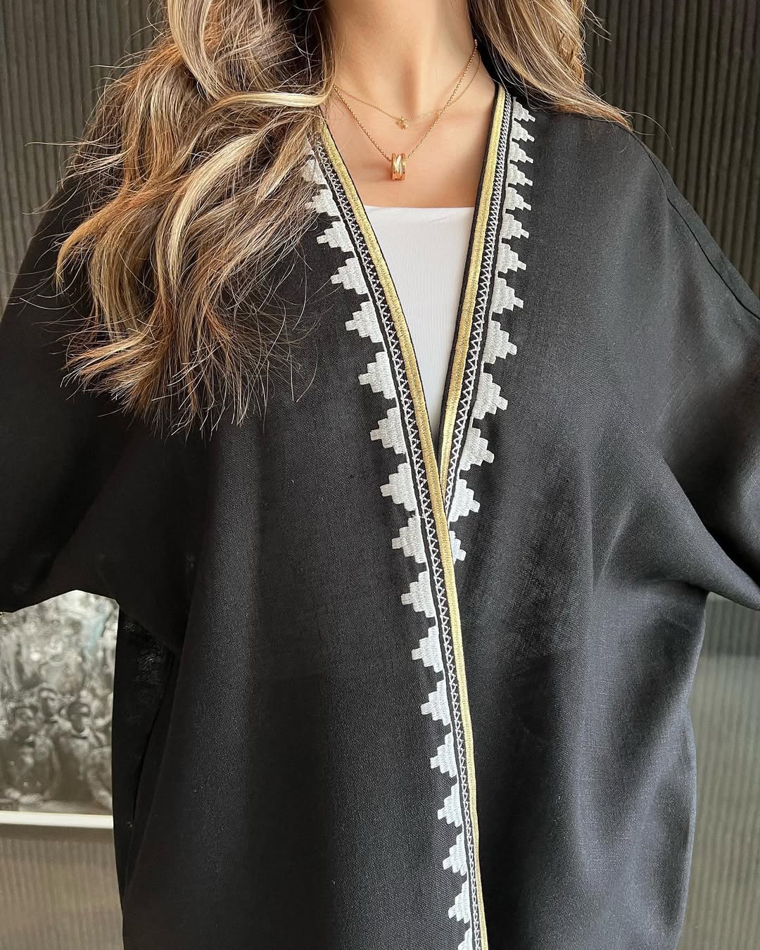 BINT AL - ARAB ABAYA - THE UNTITLED PROJECT - MIRA Y MANO