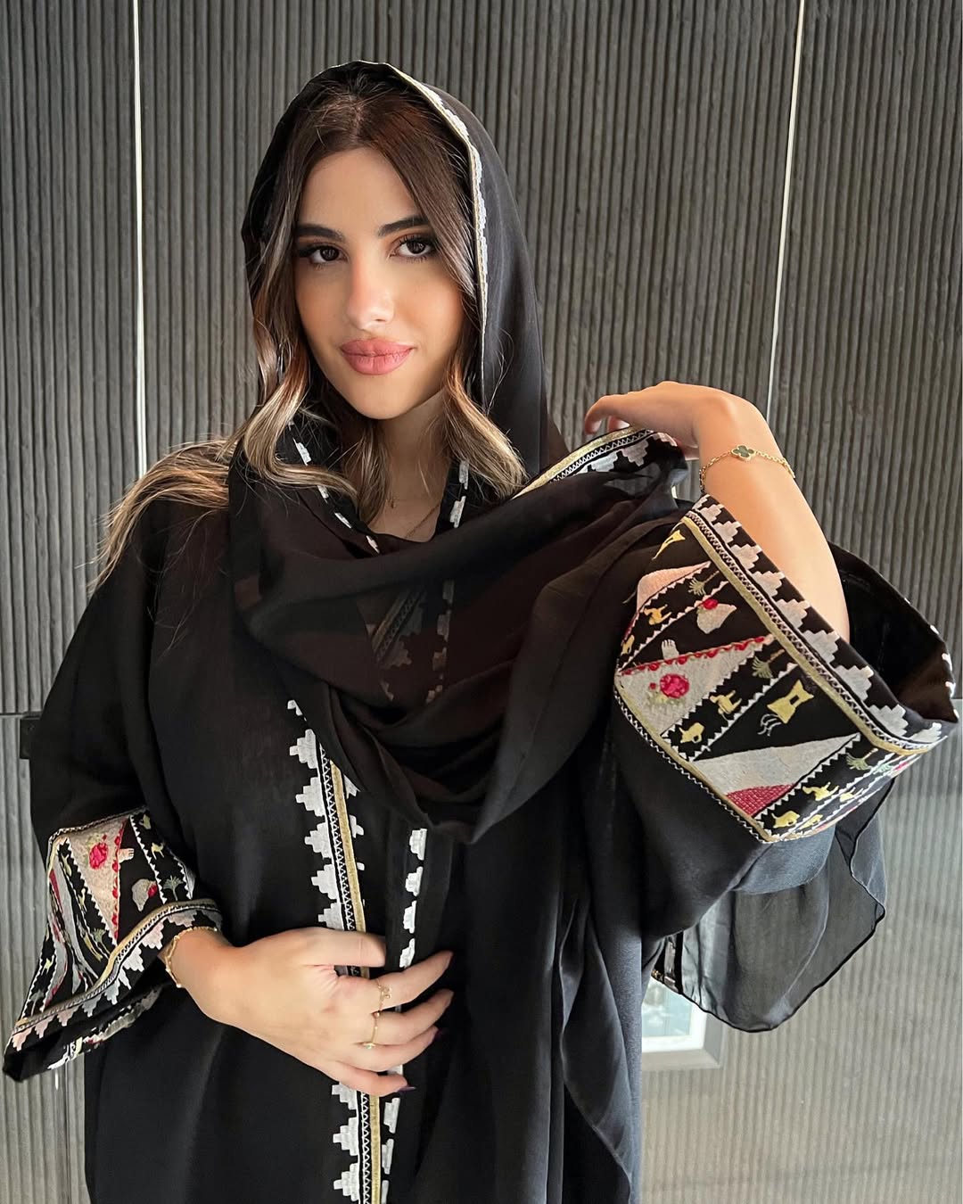 BINT AL - ARAB ABAYA - THE UNTITLED PROJECT - MIRA Y MANO