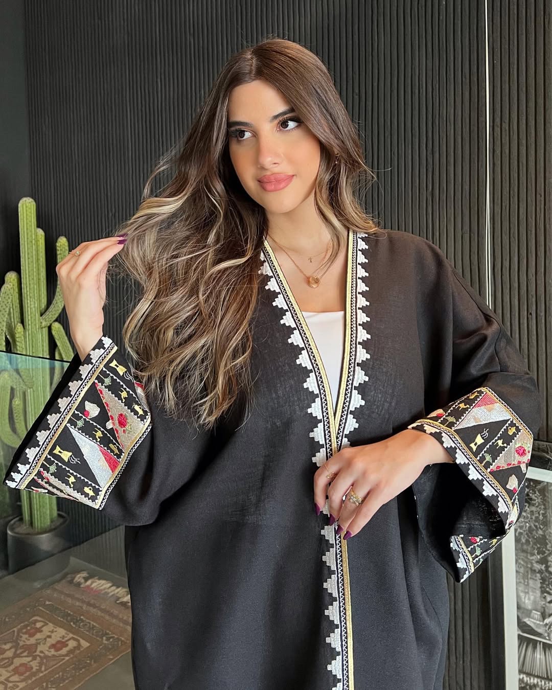 BINT AL - ARAB ABAYA - THE UNTITLED PROJECT - MIRA Y MANO