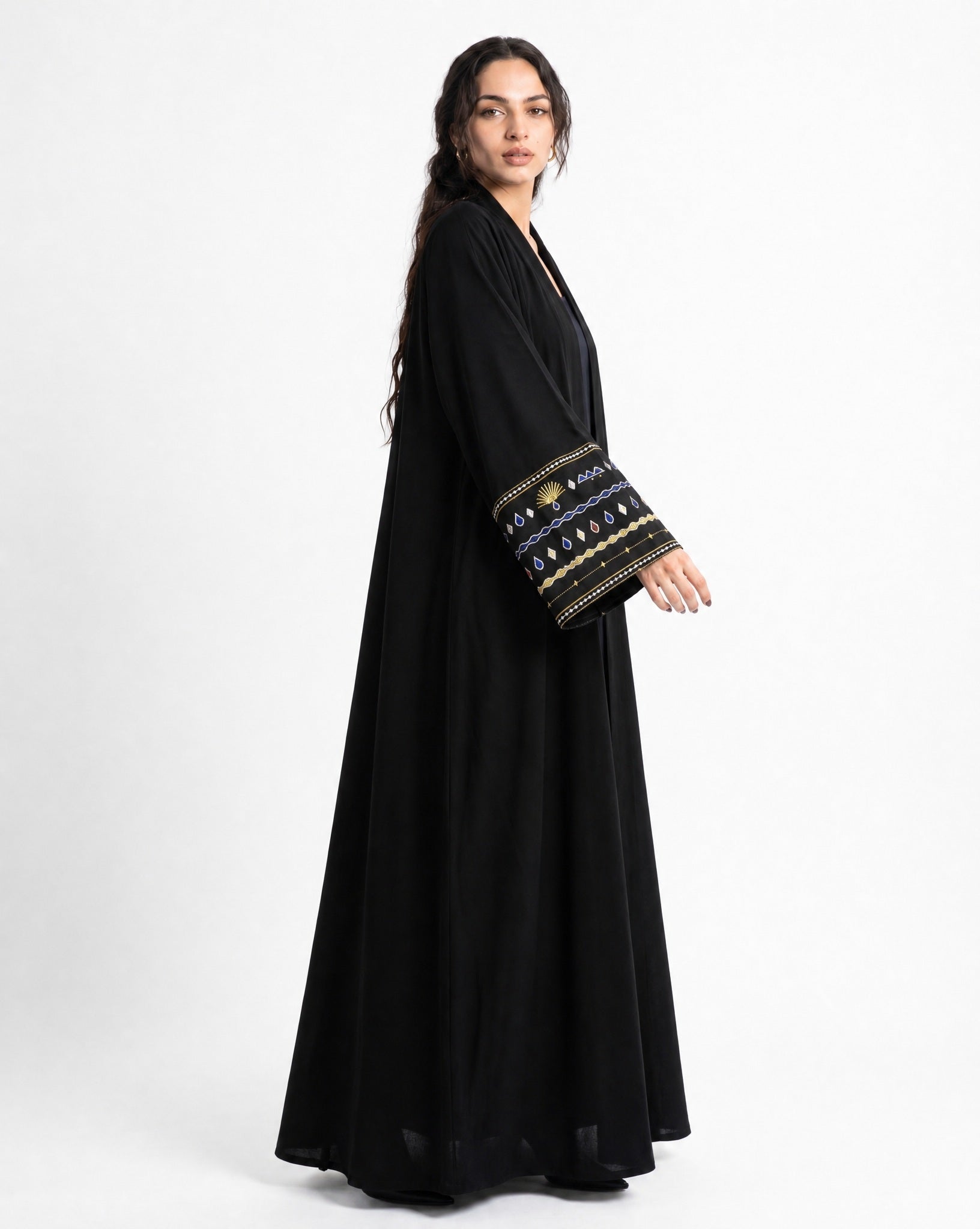 The Jeddawi – Black Crepe Abaya - THE UNTITLED PROJECT - MIRA Y MANO