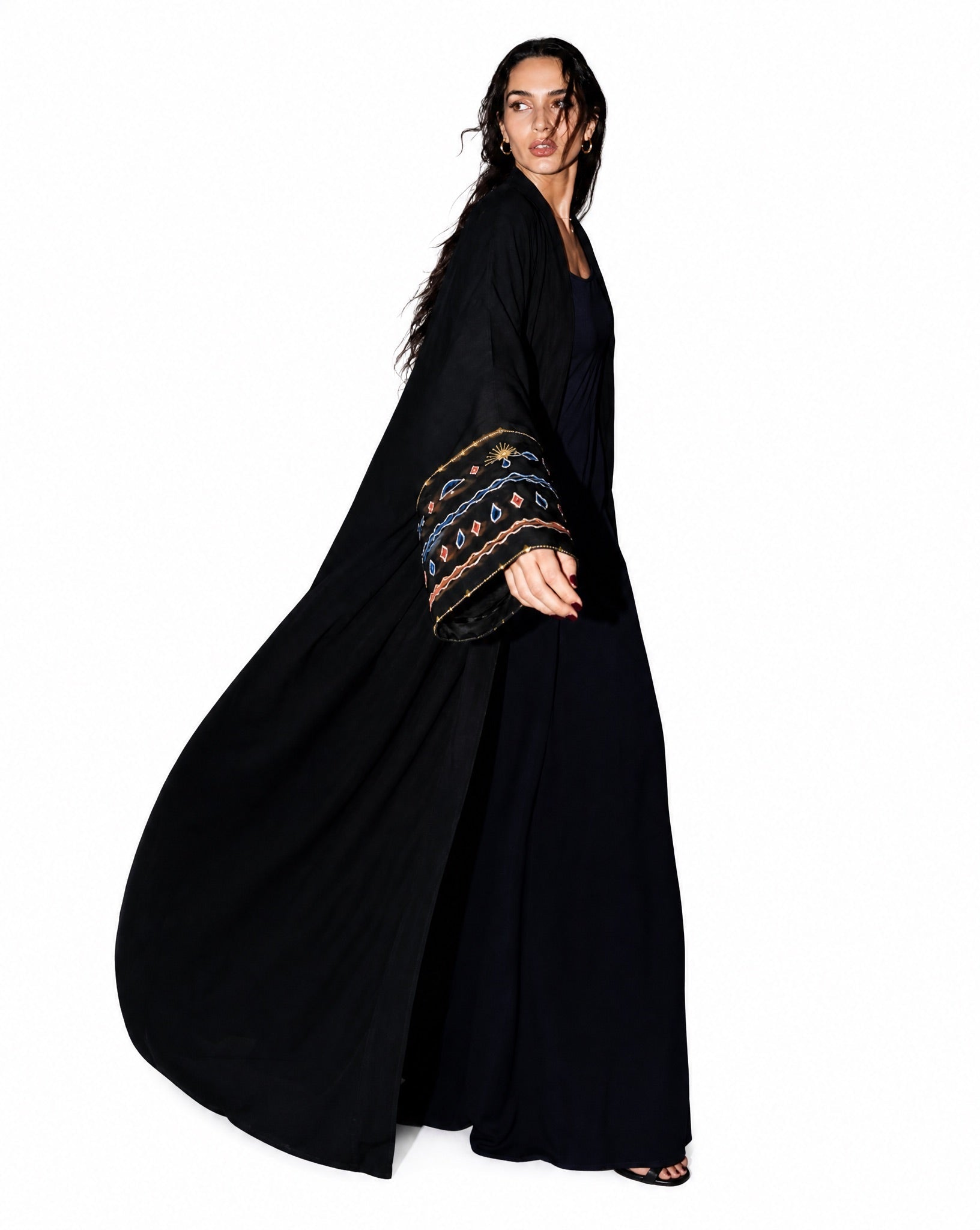THE JEDDAWI - Black Crepe Abaya - THE UNTITLED PROJECT - MIRA Y MANO