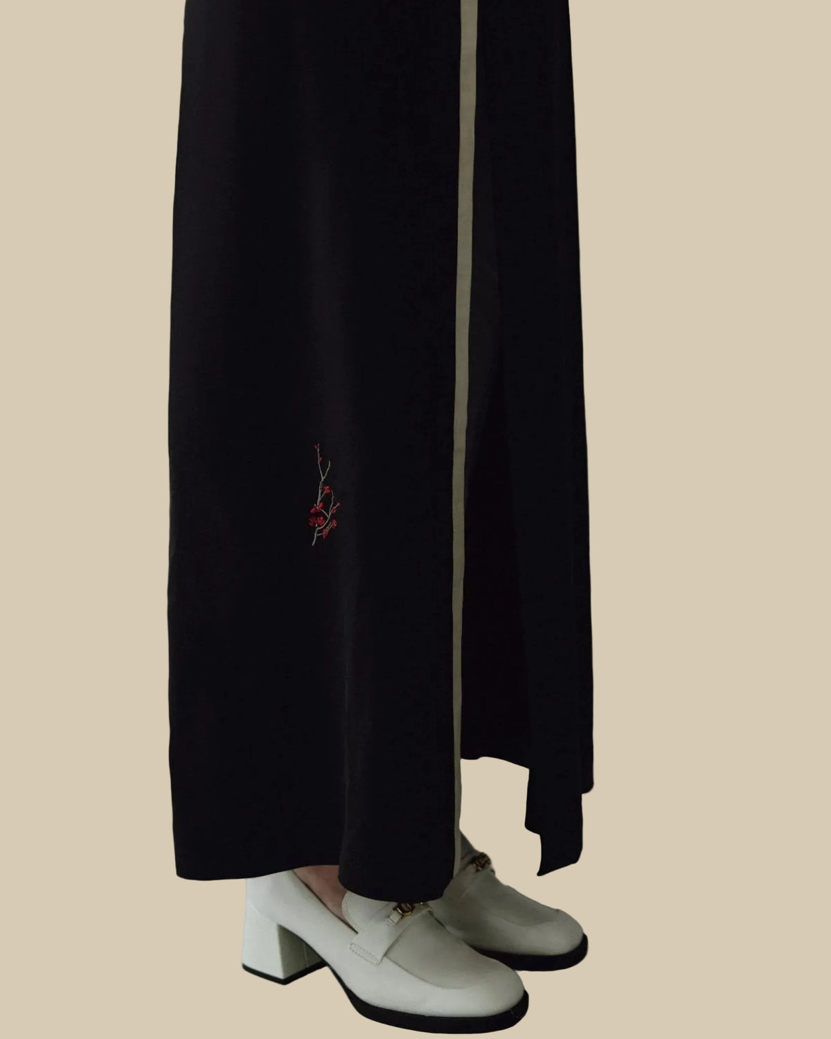 CODE-0330-Black Crepe Abaya - ZAH DESIGN - MIRA Y MANO