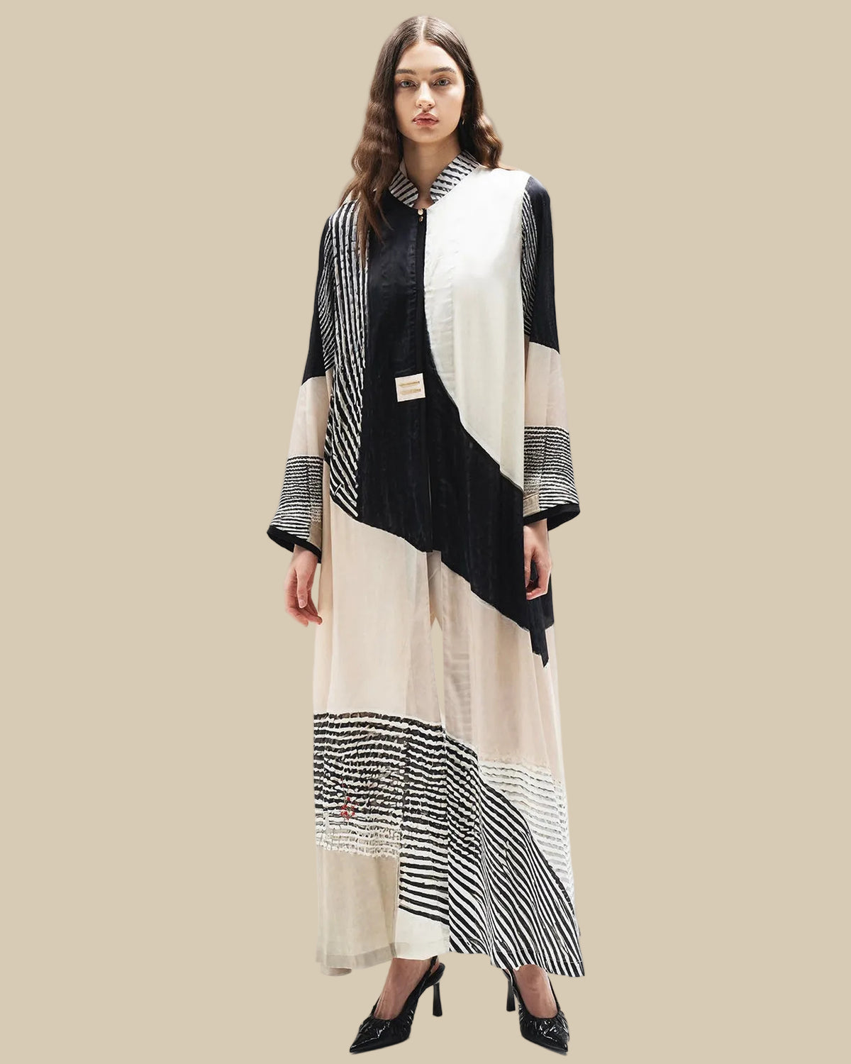 CODE-0355 – عباية حرير بيج – صورة المنتج 1