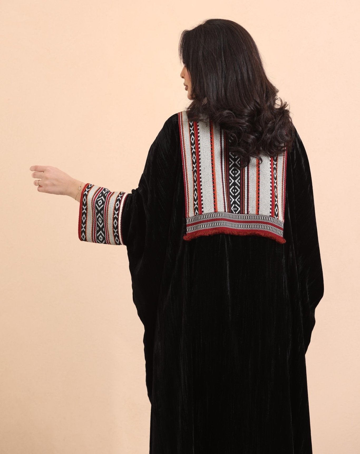 R25ZAY053 - BLA BISHT - ZAYLOONA - MIRA Y MANO