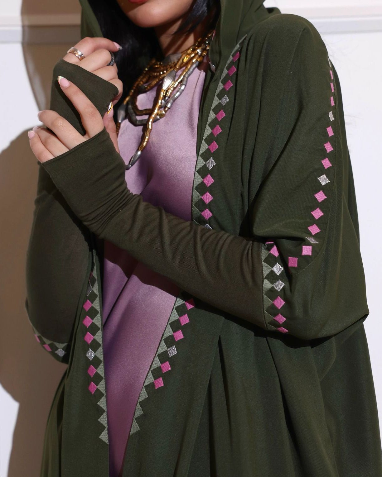 Z-TRI-KHK ABAYA - ZIYA - MIRA Y MANO
