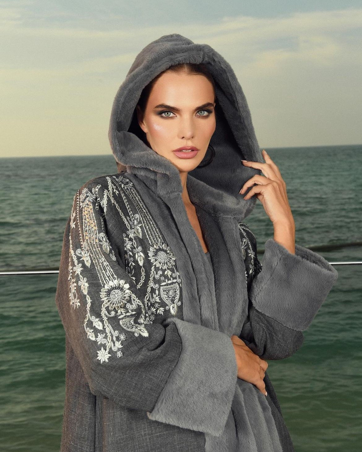 BBWBSHT1 - BAYANAH BRAND - MIRA Y MANO