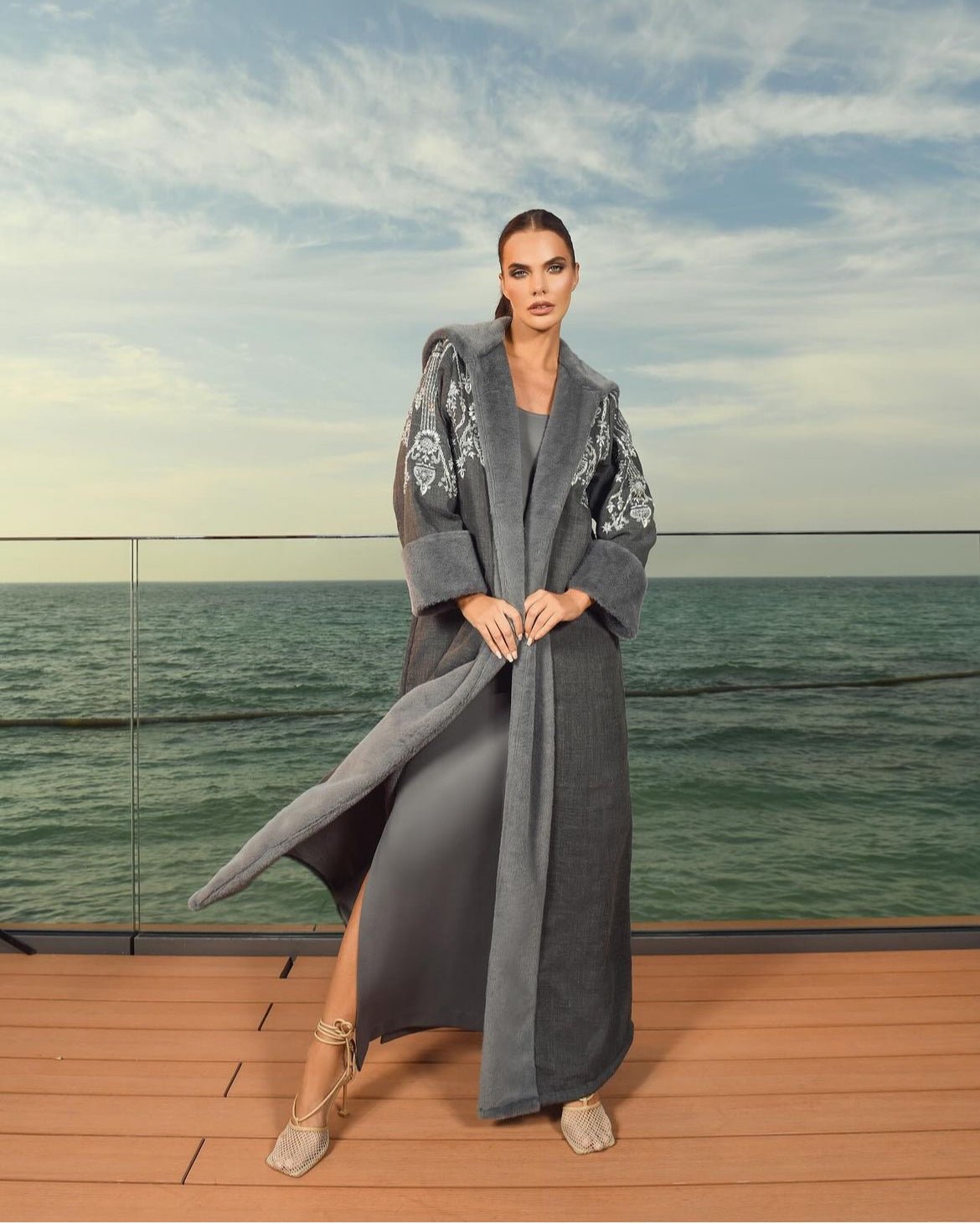 BBWBSHT1 - BAYANAH BRAND - MIRA Y MANO