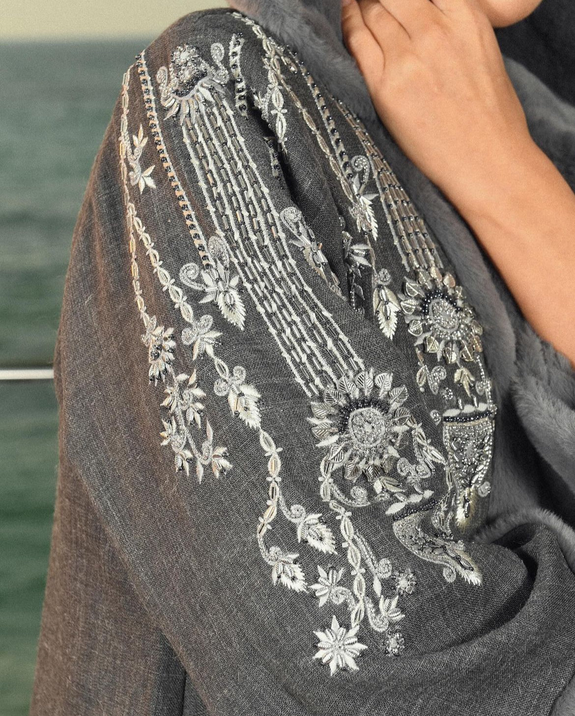 BBWBSHT1 - BAYANAH BRAND - MIRA Y MANO