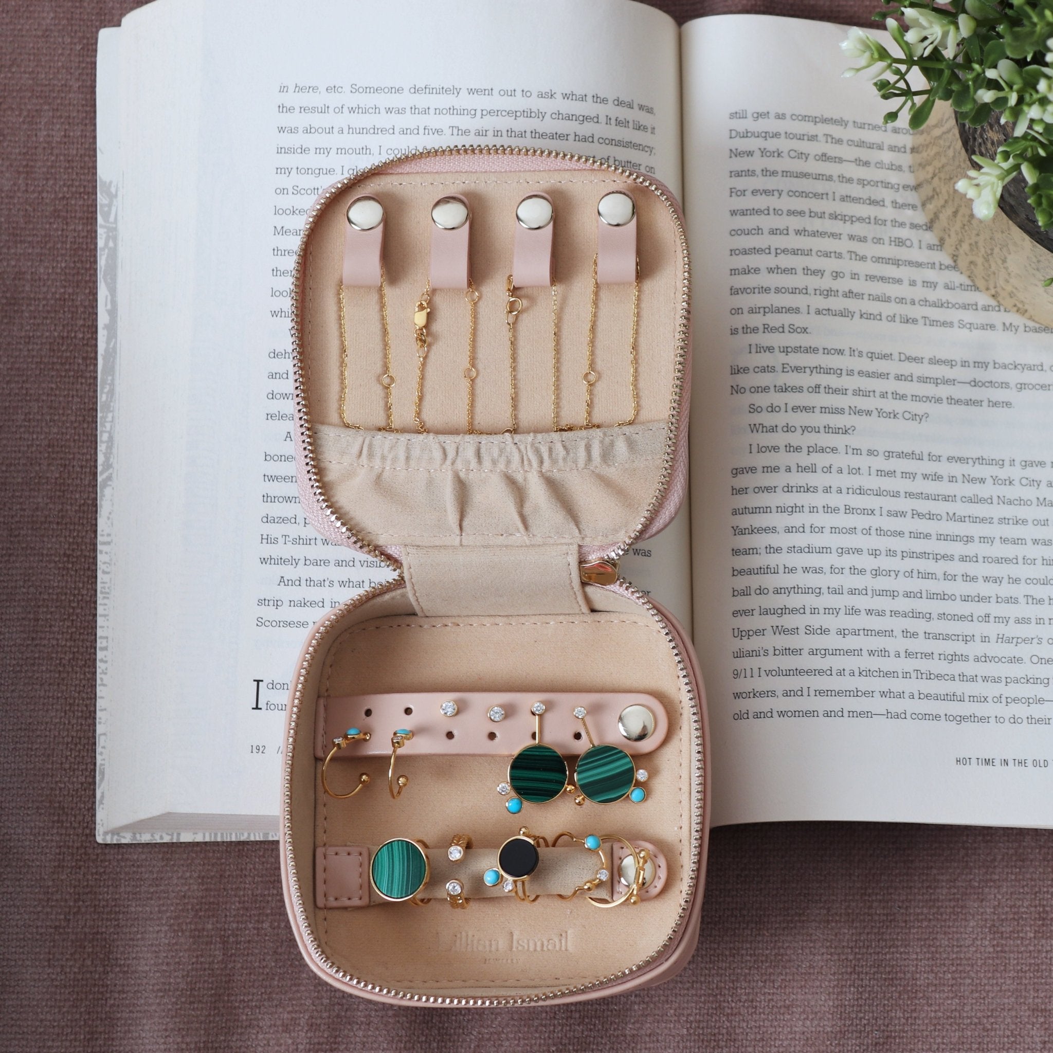 TRVLC-2020 - LILLIAN ISMAIL - MIRA Y MANO