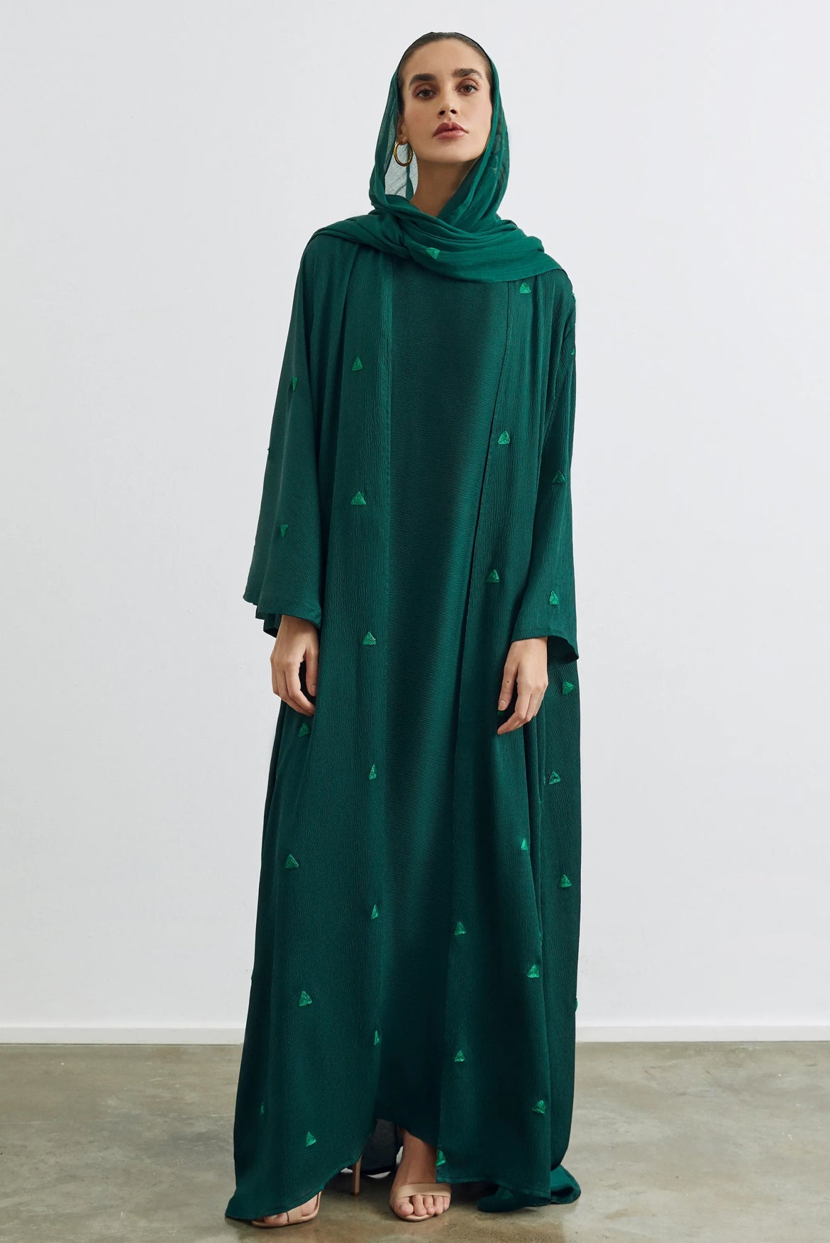 NAS-07 - NORA AL SHAIKH - MIRA Y MANO