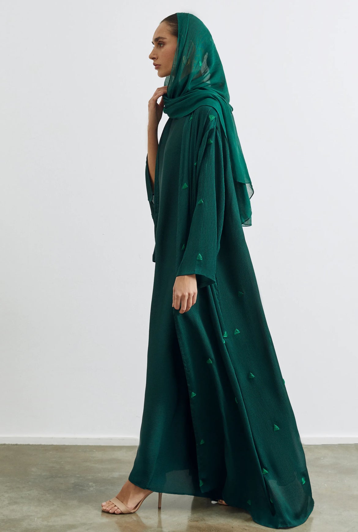 NAS-07 - NORA AL SHAIKH - MIRA Y MANO