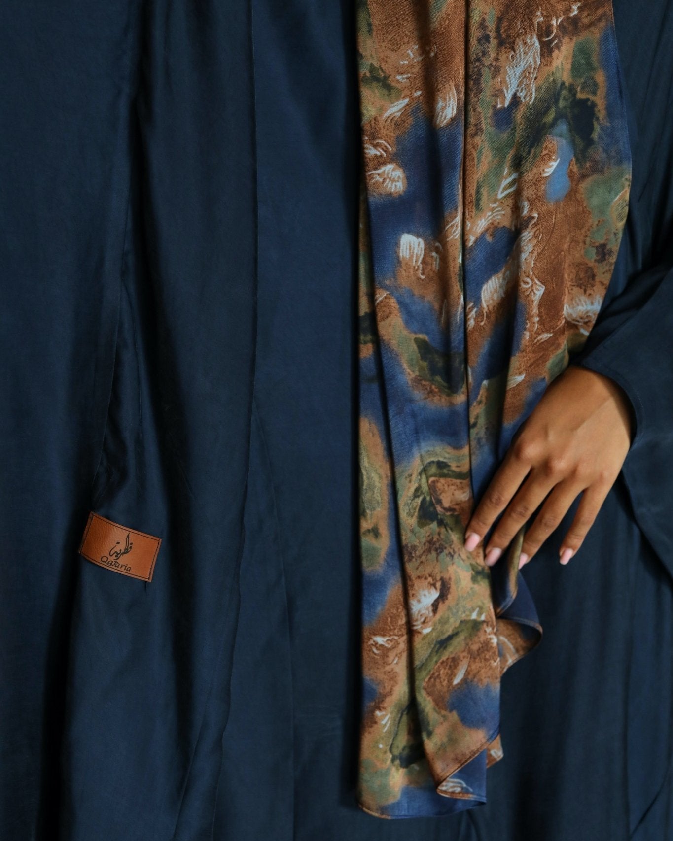 SS23QA0016M-H - QATARIA ABAYA - MIRA Y MANO