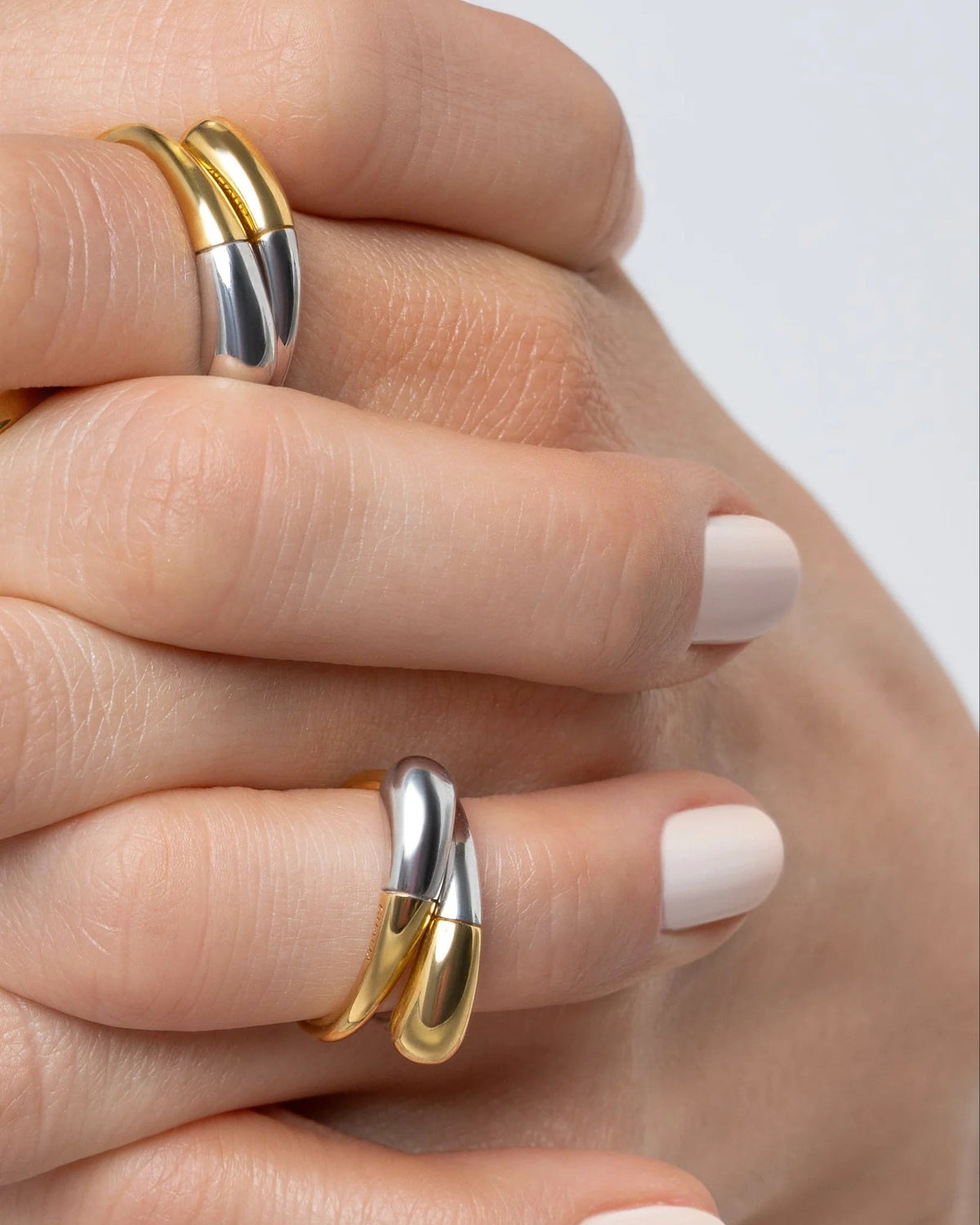Gold Sleek Moon Ring – Product image 5