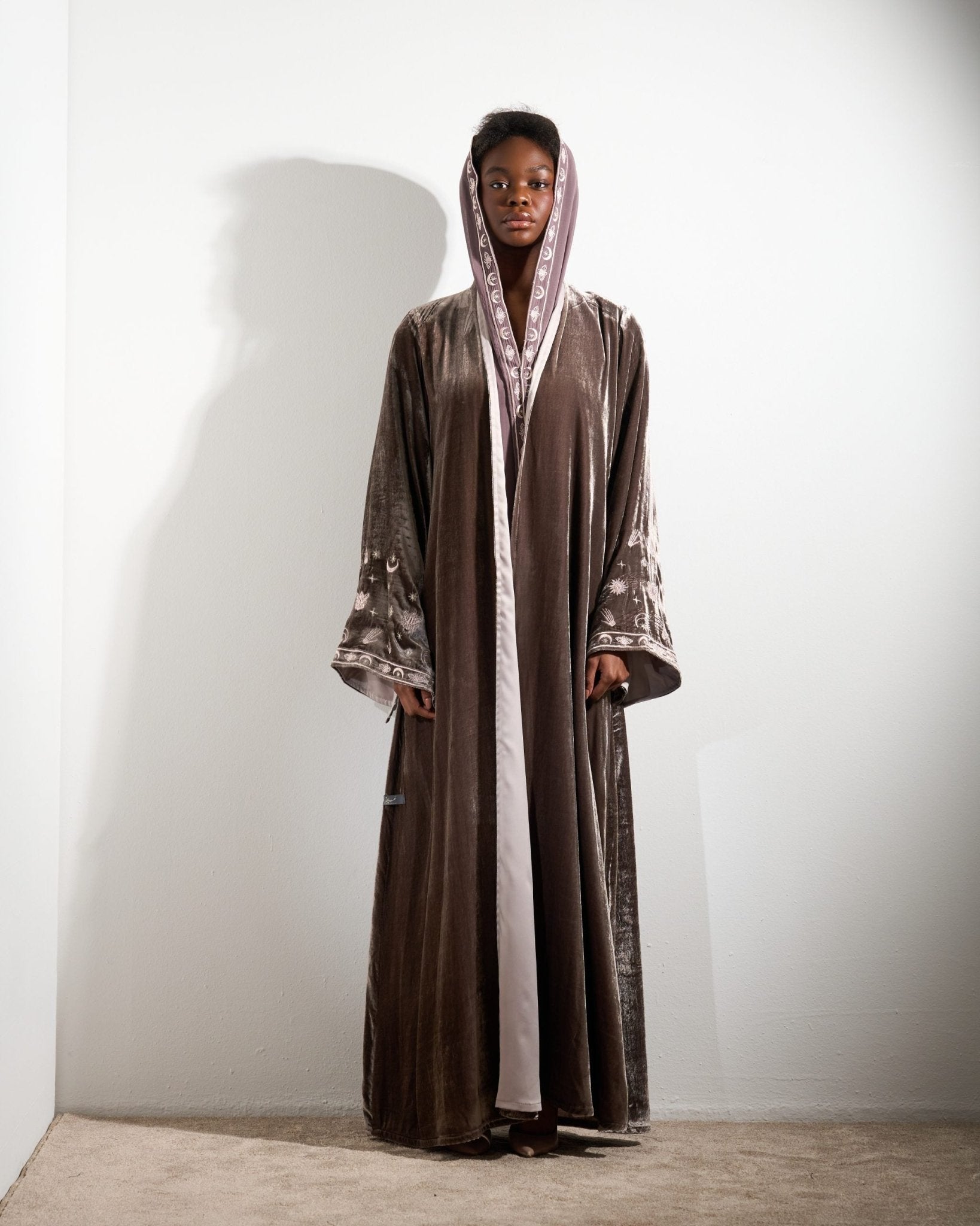 FW5 - BW ABAYA - ABAYATI COLLECTION - MIRA Y MANO