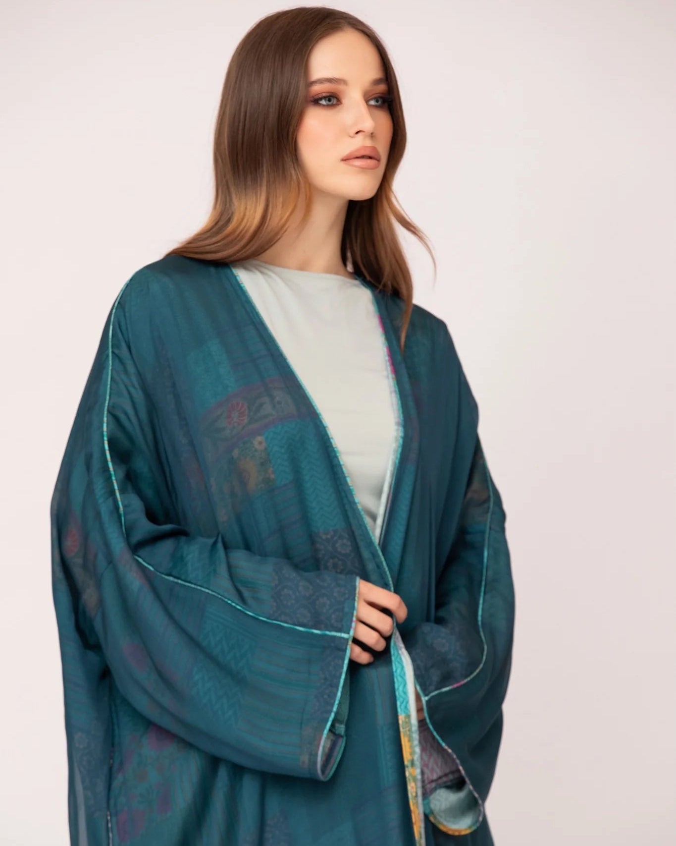 DAA26 - 05 ABAYA - ALDUKAN - MIRA Y MANO