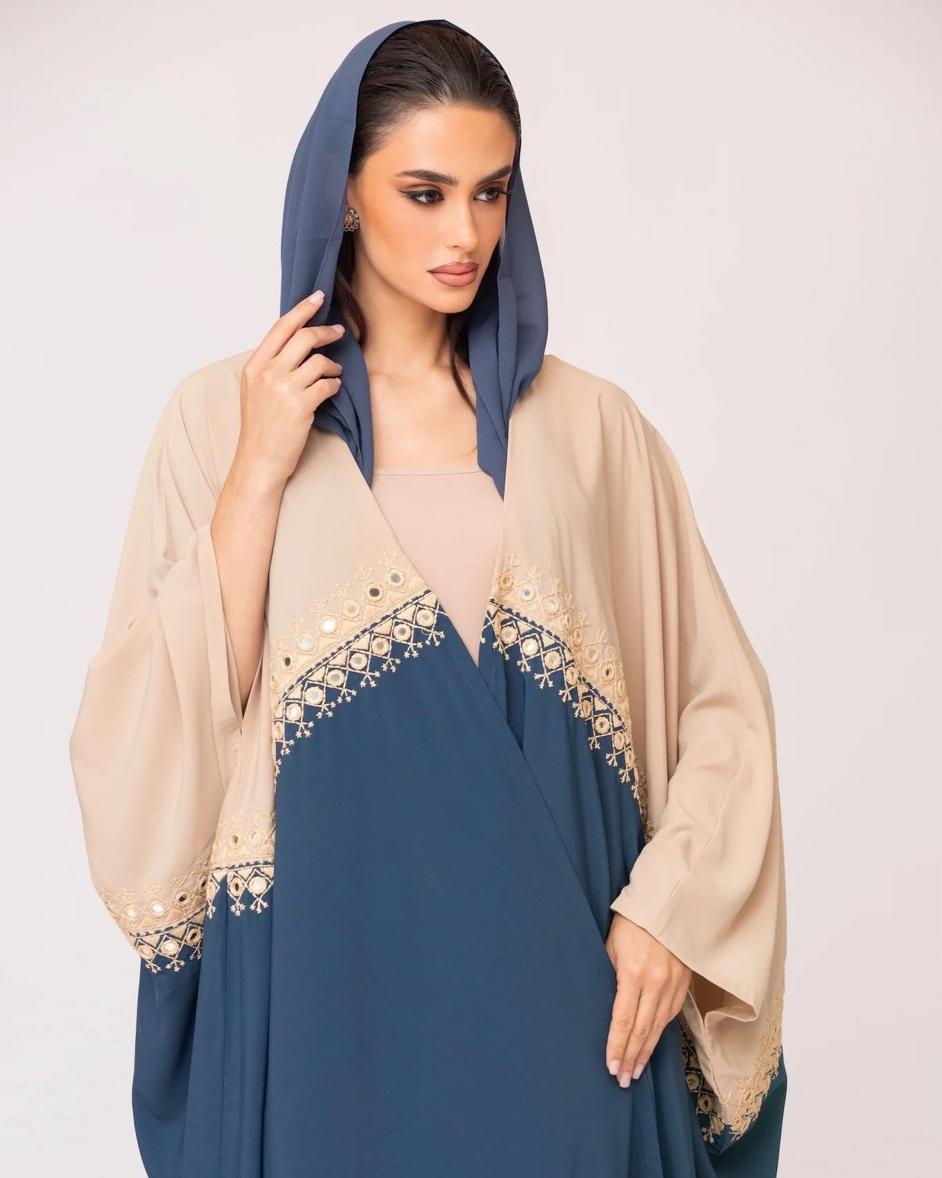 DAA26 - 30 ABAYA - ALDUKAN - MIRA Y MANO