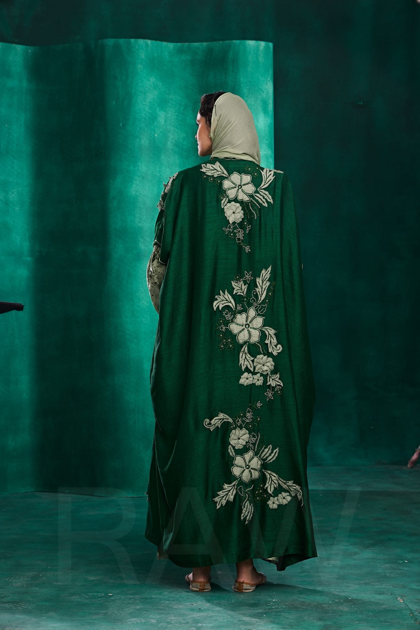 LN - 19 ABAYA SET - AMORE MIO BY HITU - MIRA Y MANO