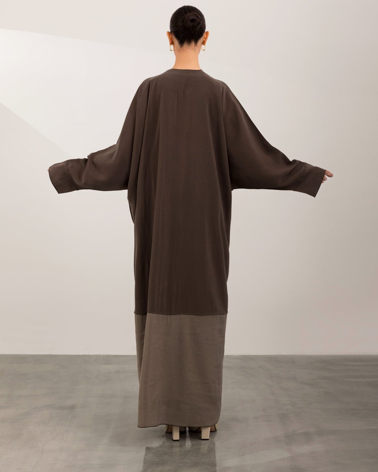 A26-03 ABAYA - ASL - MIRA Y MANO