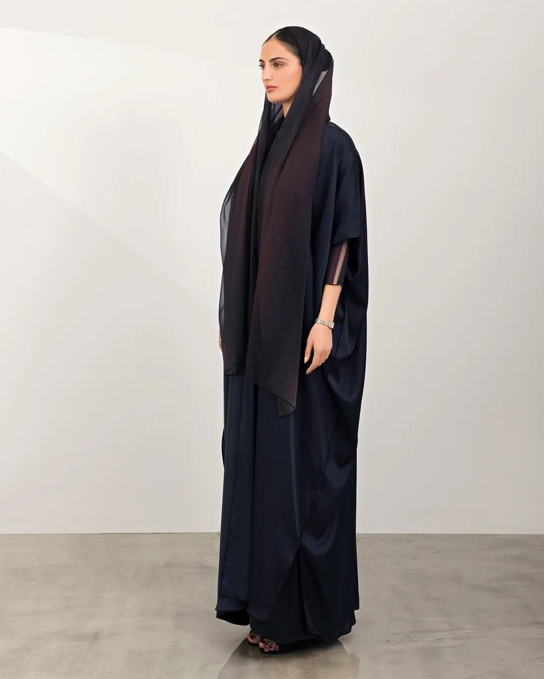 A26-06 – Navy Printed Silk Abaya - ASL - MIRA Y MANO