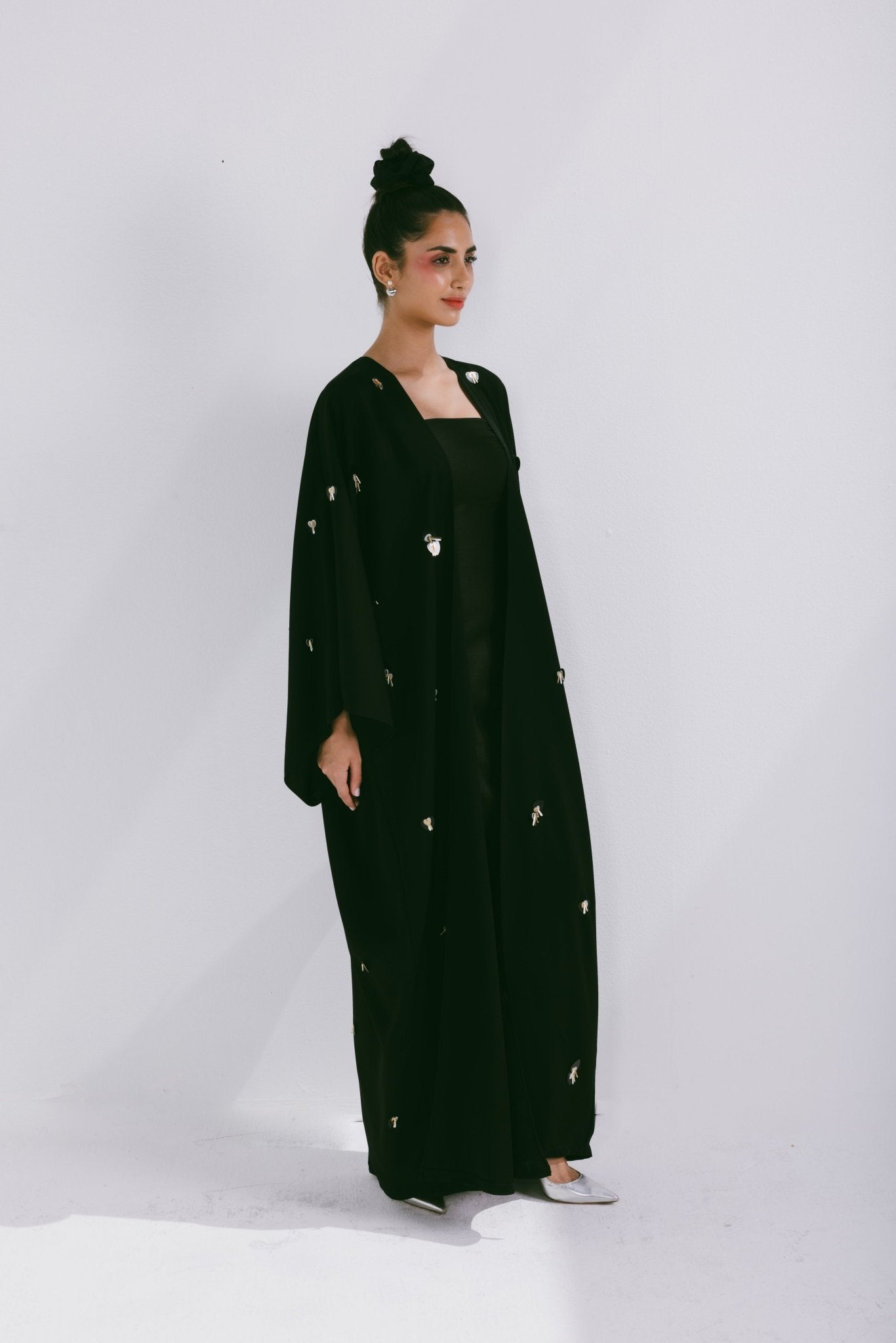 AZZ-SS24-AH006 ABAYA – MIRA Y MANO