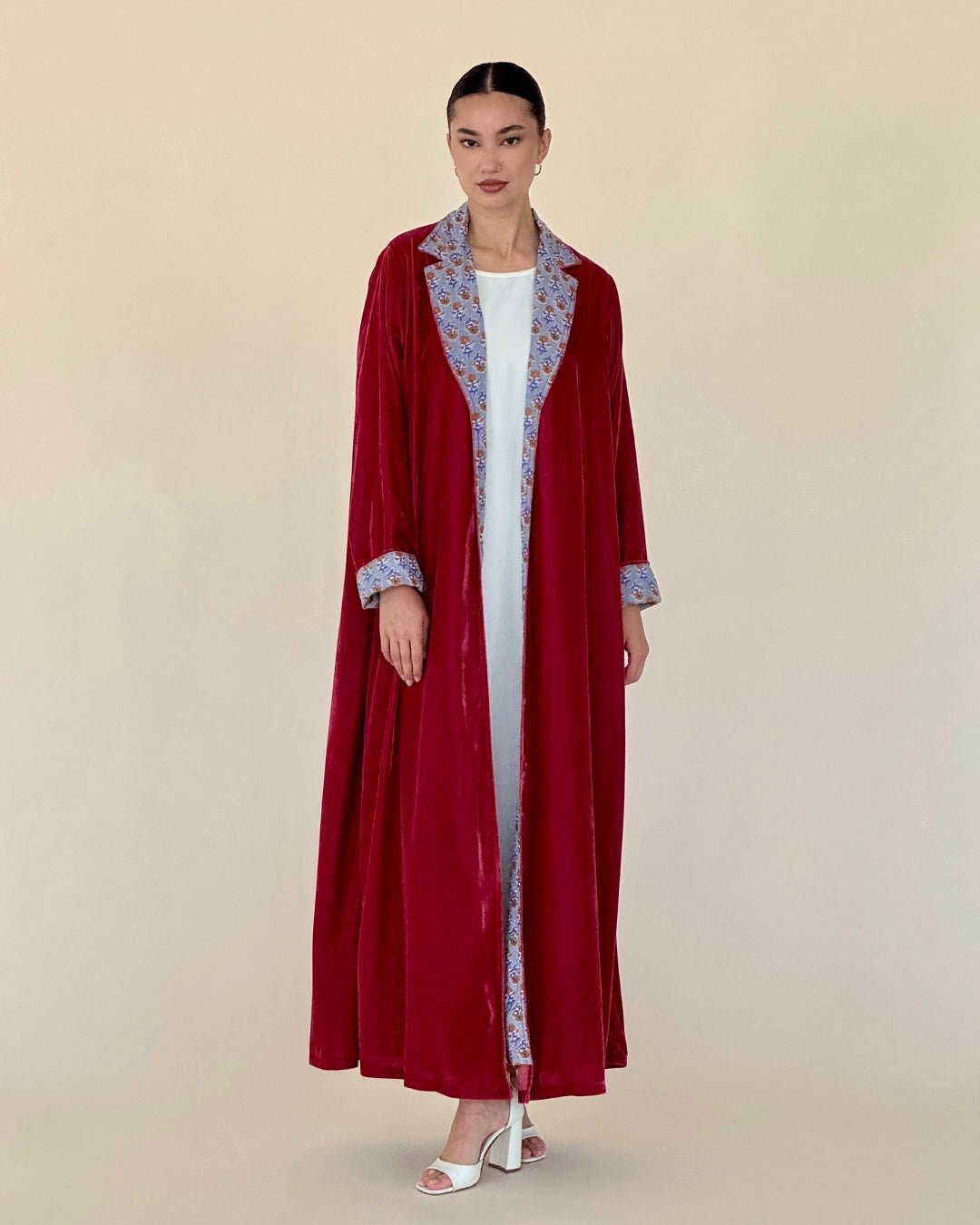 FW25A02 - R ABAYA - MIRA Y MANO