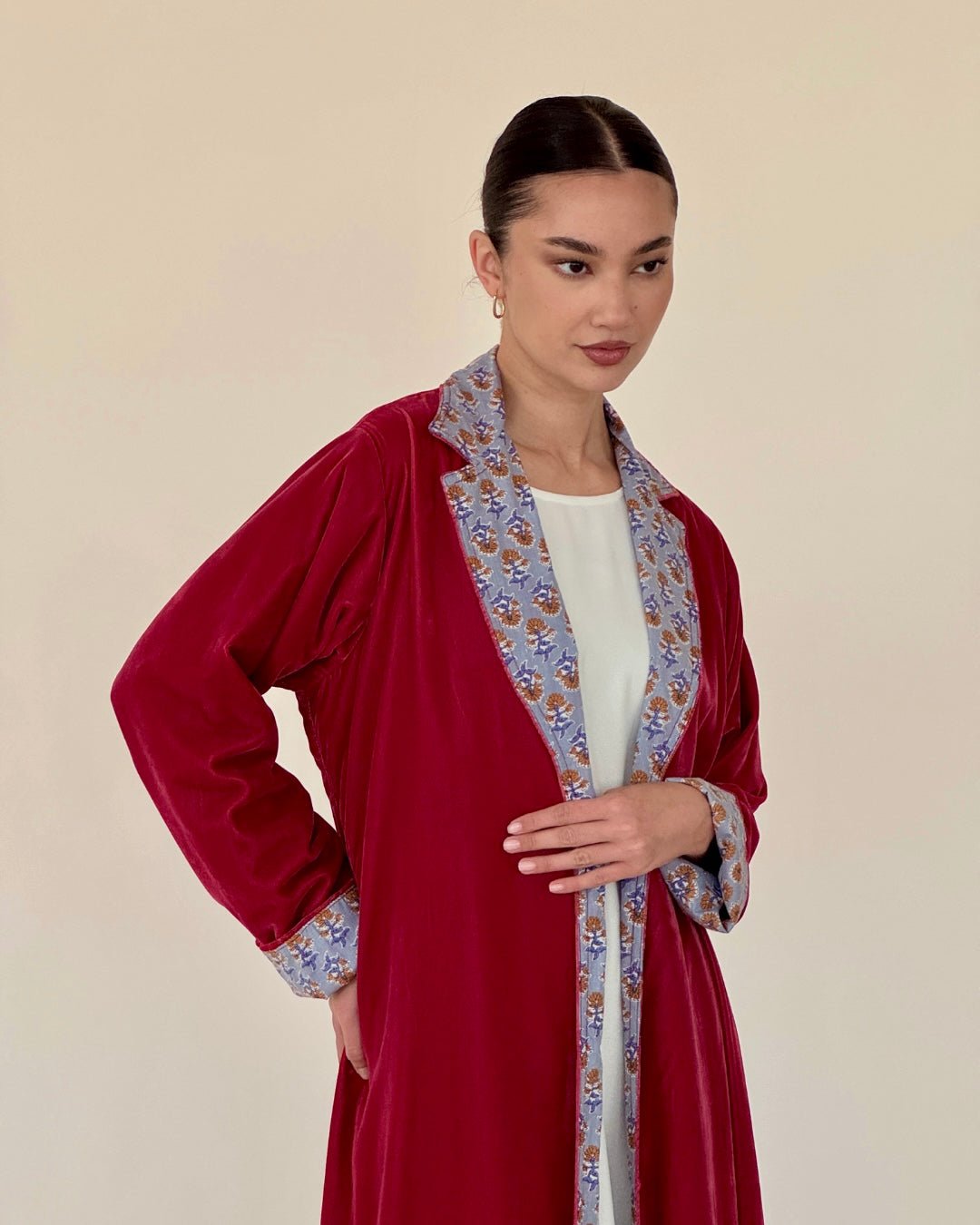 FW25A02 - R ABAYA - MIRA Y MANO