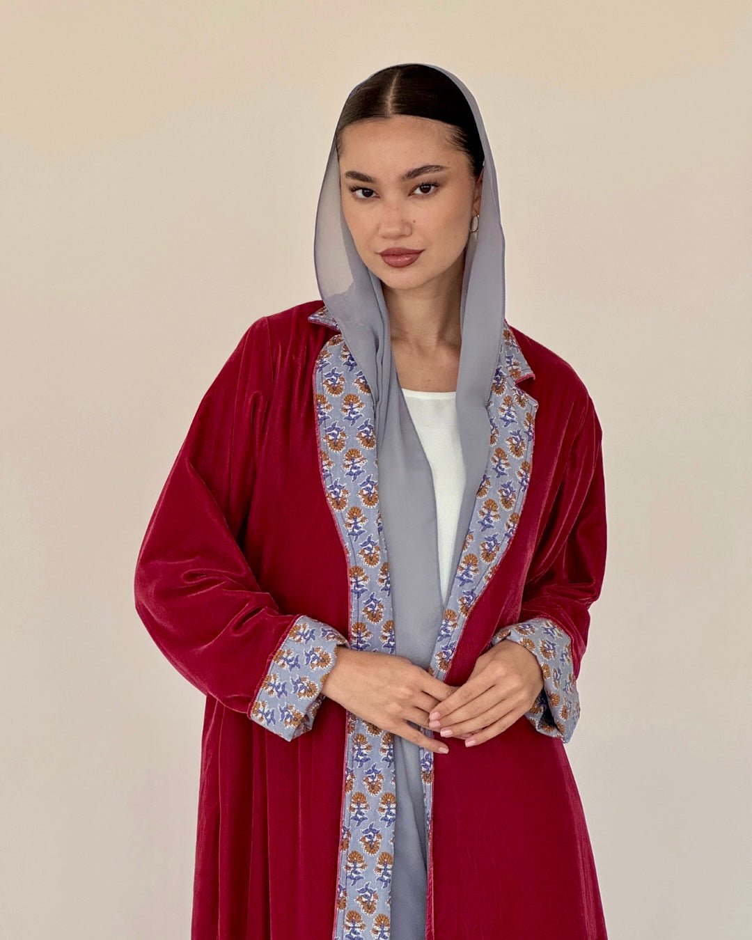 FW25A02 - R ABAYA - MIRA Y MANO