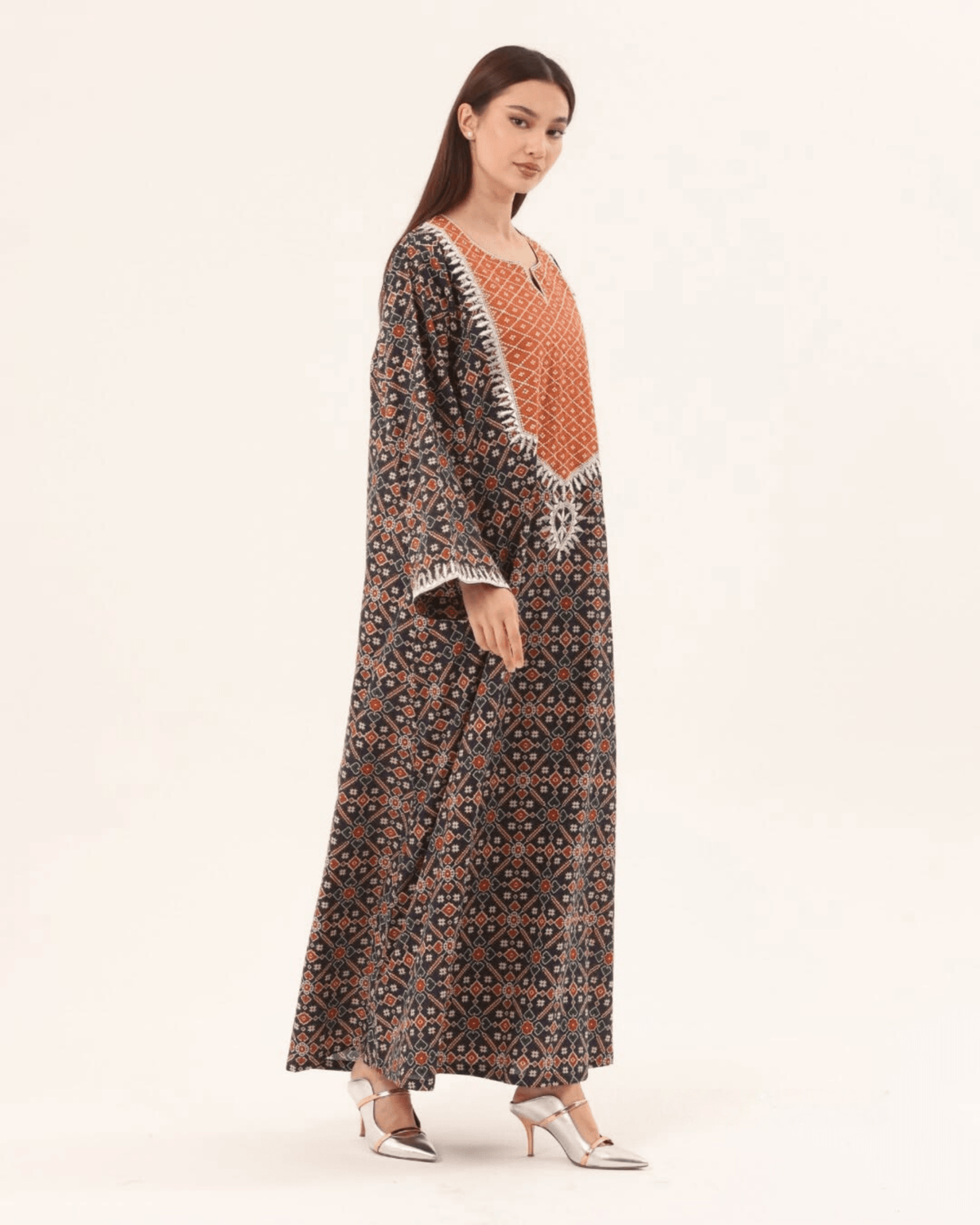 RE26 - J13 - BK KAFTAN - MIRA Y MANO