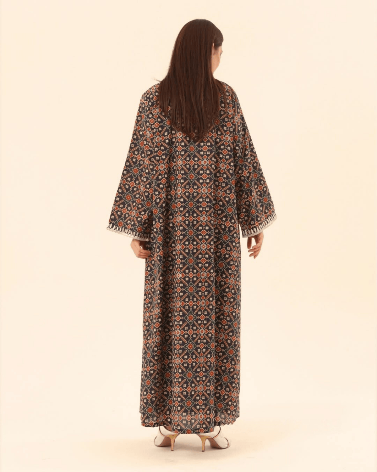 RE26 - J13 - BK KAFTAN - MIRA Y MANO