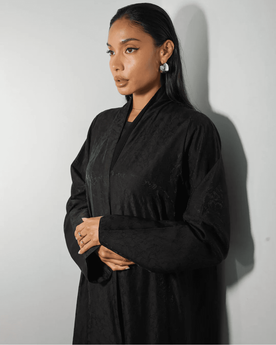 NIGHTFALL ABAYA - BY NOUF - MIRA Y MANO