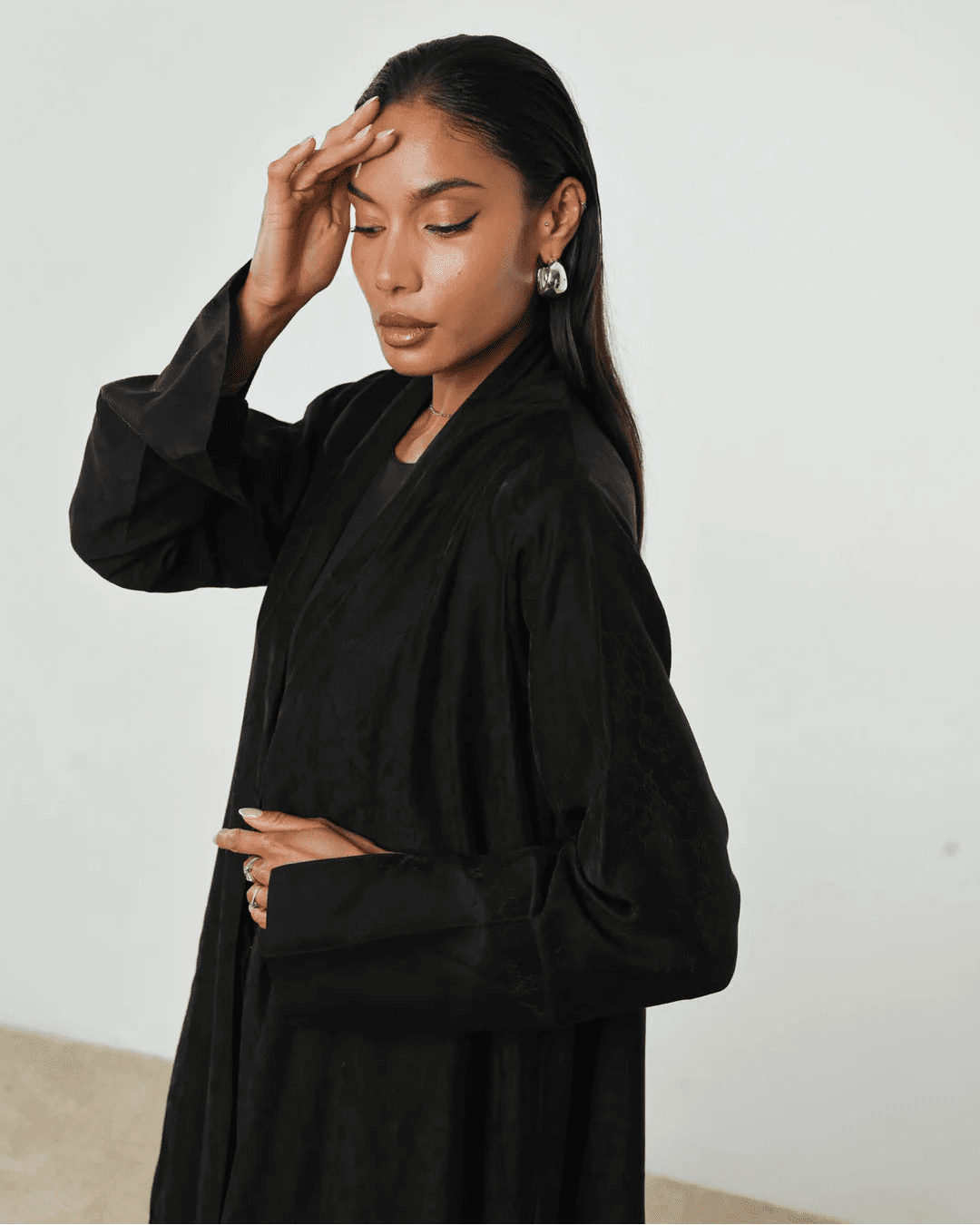 NIGHTFALL ABAYA - BY NOUF - MIRA Y MANO