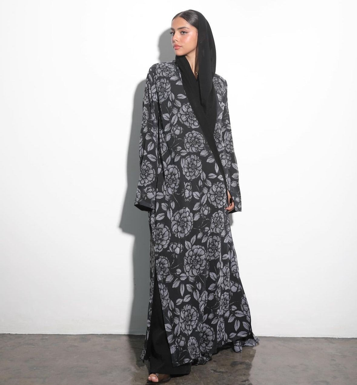 ABAYA – MIRA Y MANO