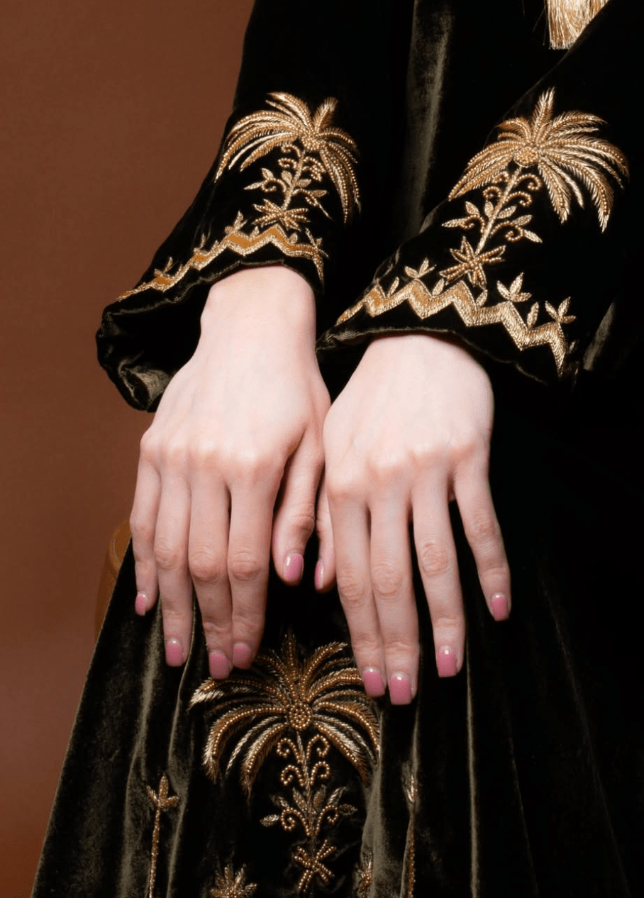 JINAAN JALABIAH - CATERPILLAR - MIRA Y MANO