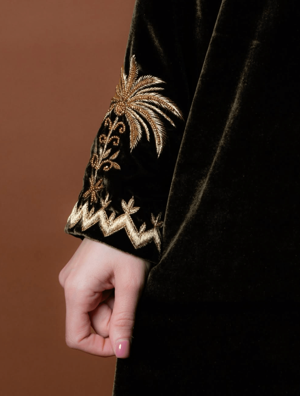 JINAAN JALABIAH - CATERPILLAR - MIRA Y MANO