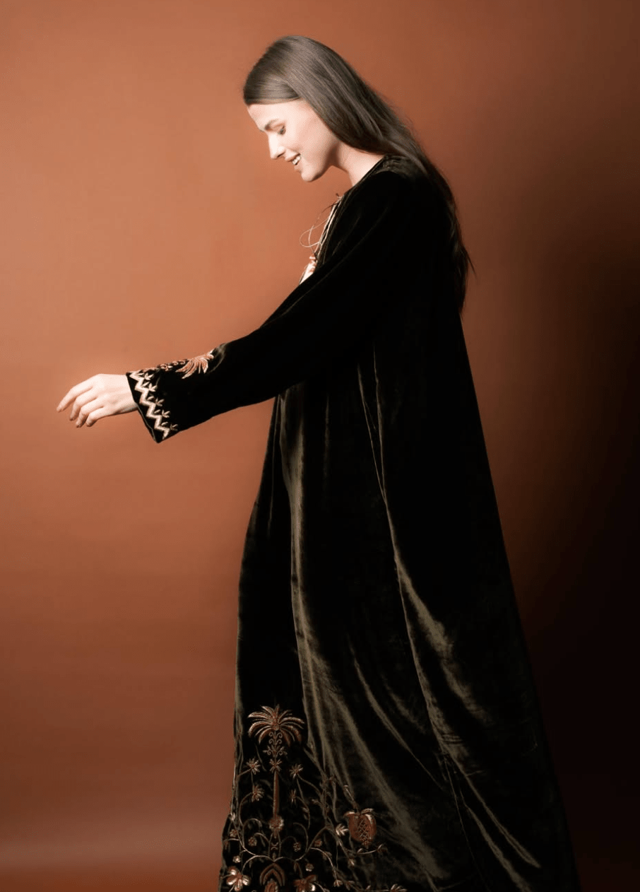 JINAAN JALABIAH - CATERPILLAR - MIRA Y MANO