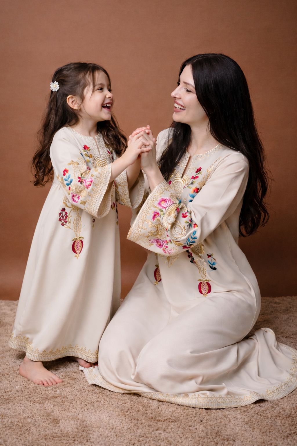 QITAF KAFTAN - CATERPILLAR - MIRA Y MANO