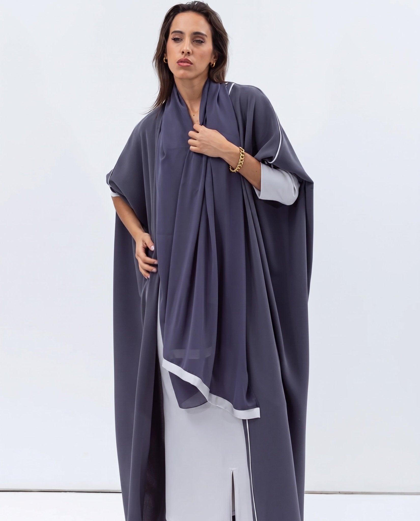 AB-BF-BGRYSH-GSD – Grey Abaya - CHIKA - MIRA Y MANO
