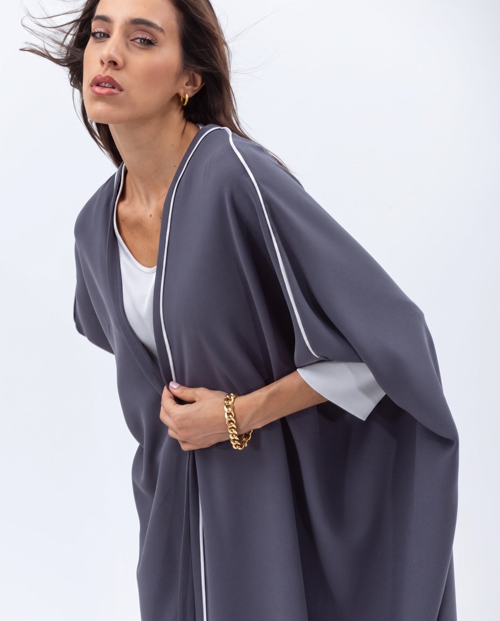 AB-BF-BGRYSH-GSD – Grey Abaya - CHIKA - MIRA Y MANO