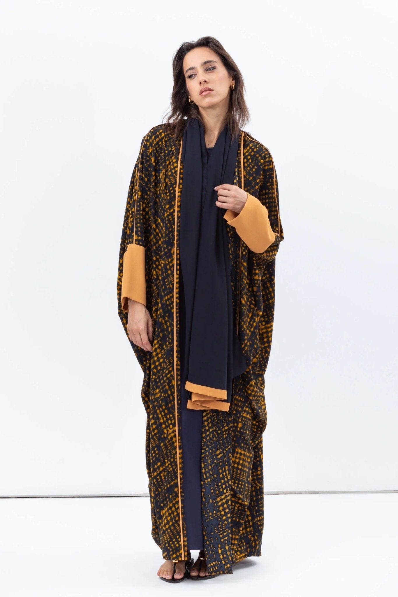 AB - BF - BLK - AM ABAYA - CHIKA - MIRA Y MANO