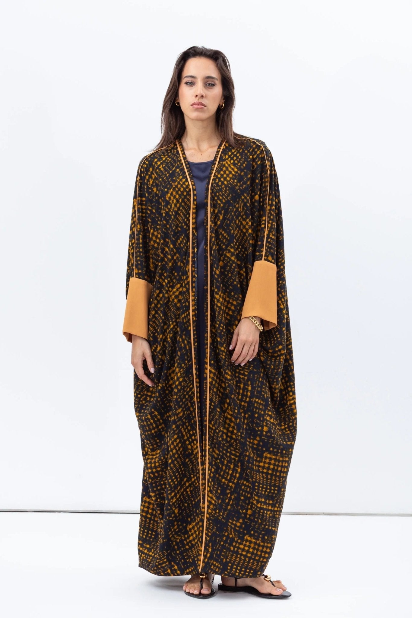 AB - BF - BLK - AM ABAYA - CHIKA - MIRA Y MANO