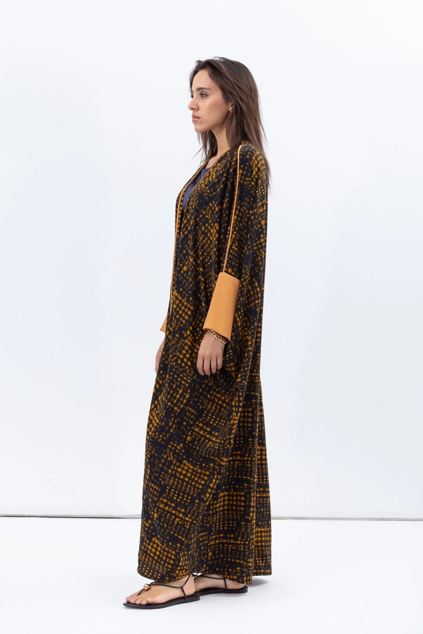 AB - BF - BLK - AM ABAYA - CHIKA - MIRA Y MANO