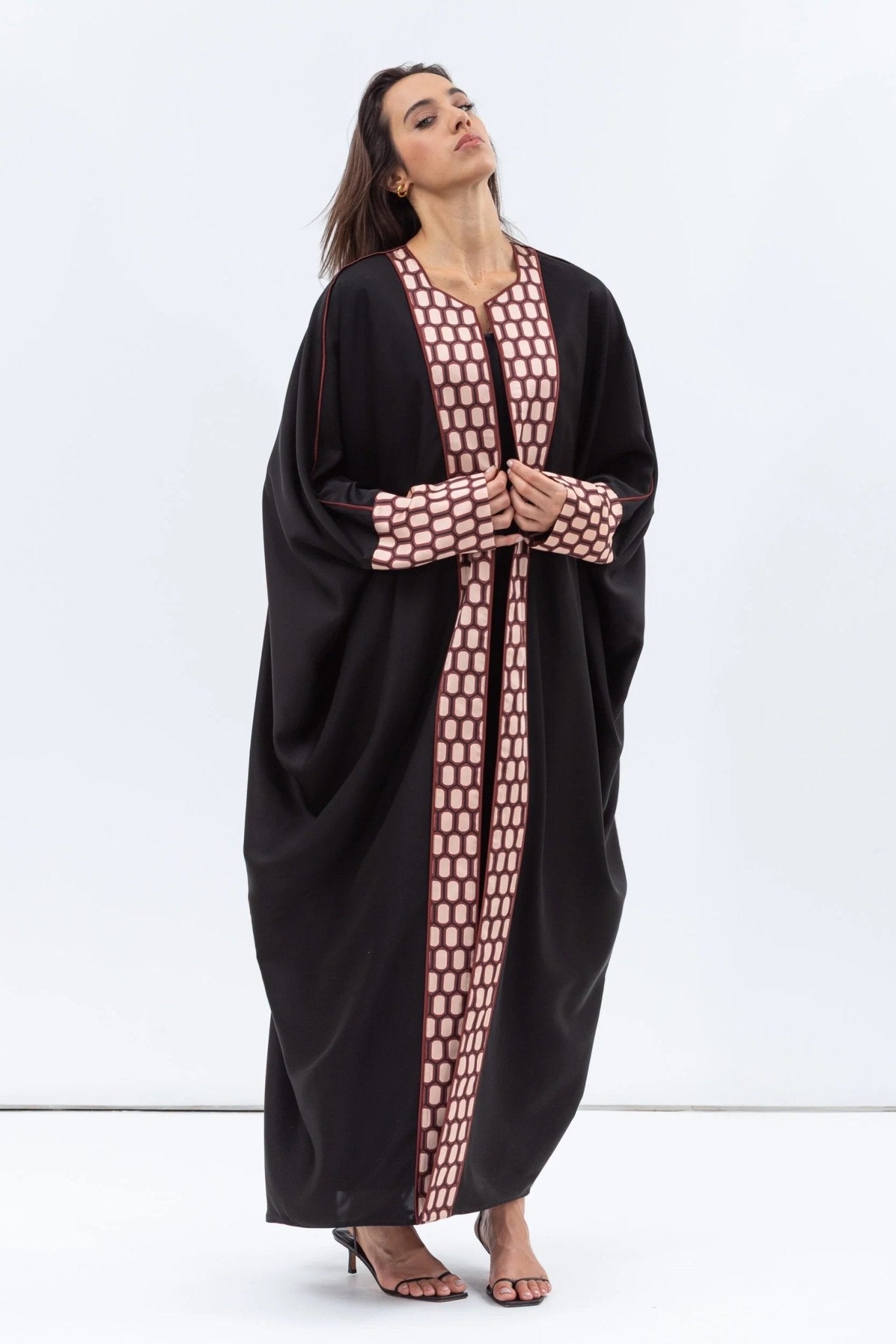 AB - BF - BLK - GP ABAYA - CHIKA - MIRA Y MANO