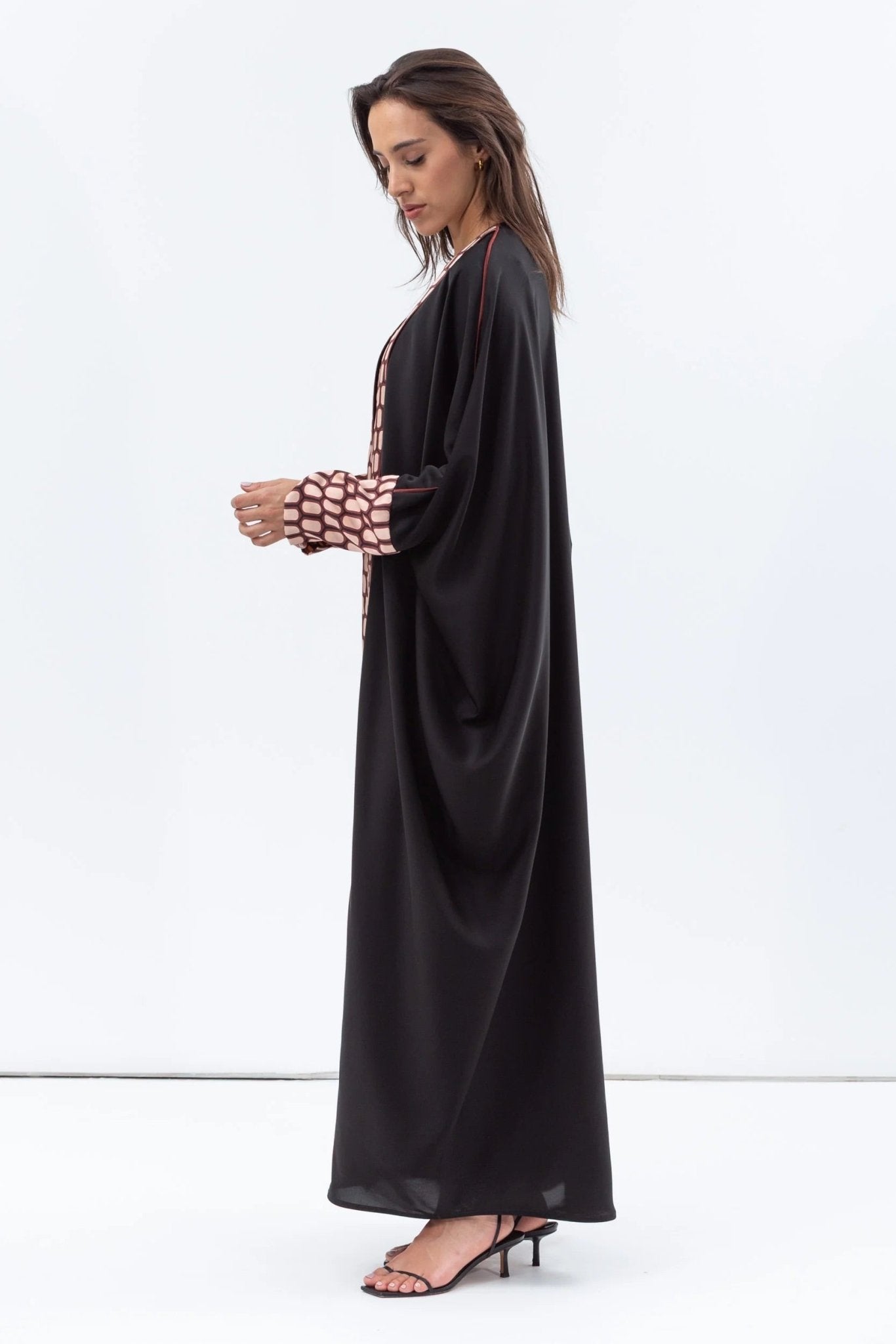 AB - BF - BLK - GP ABAYA - CHIKA - MIRA Y MANO